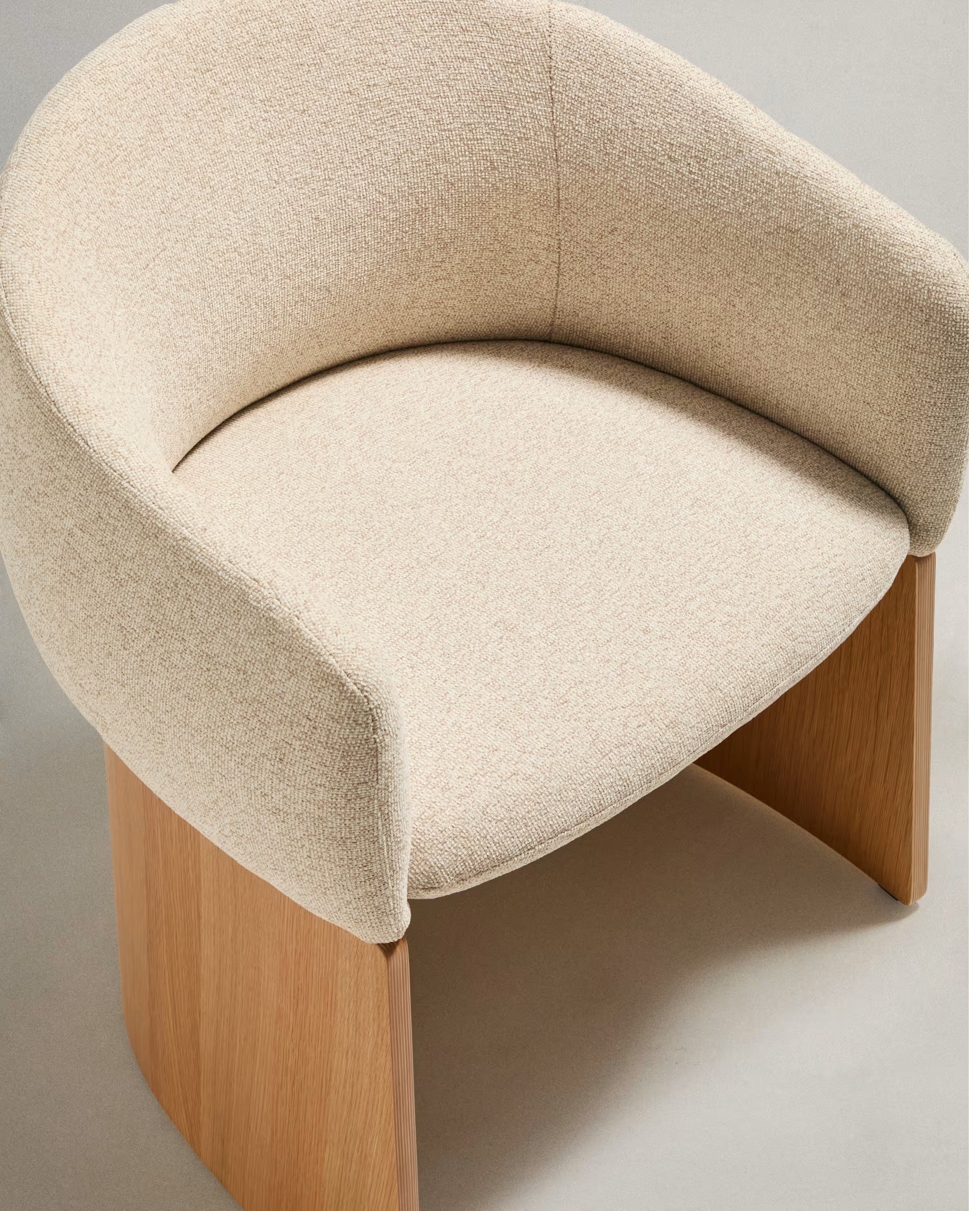 Stuhl BOSCA beige Chenille mit Eichenfurnierbasis