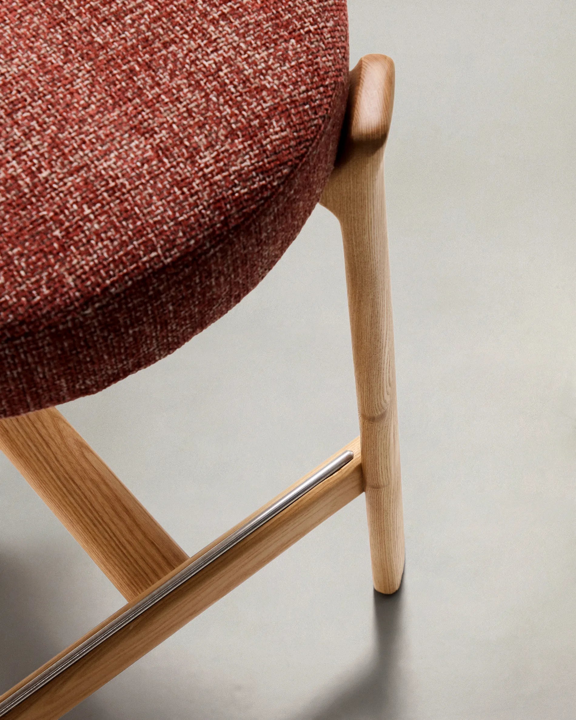 GRANITE roter Chenille-Hocker mit Eschengestell