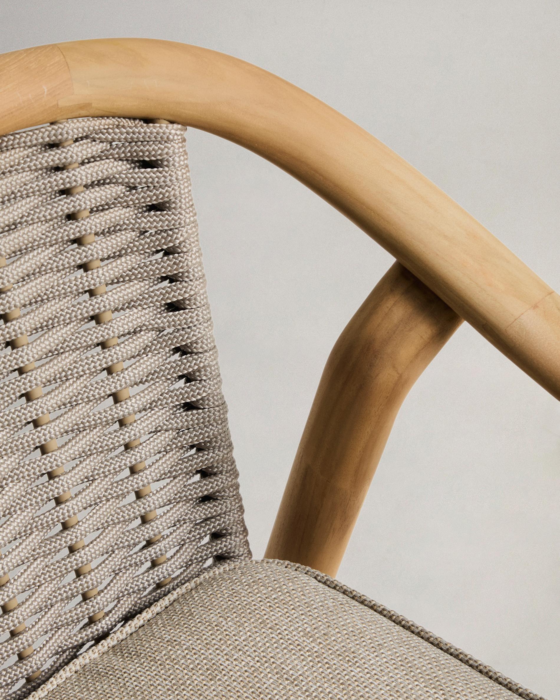 Gartenstuhl ELUNDA aus leichtem Teakholz