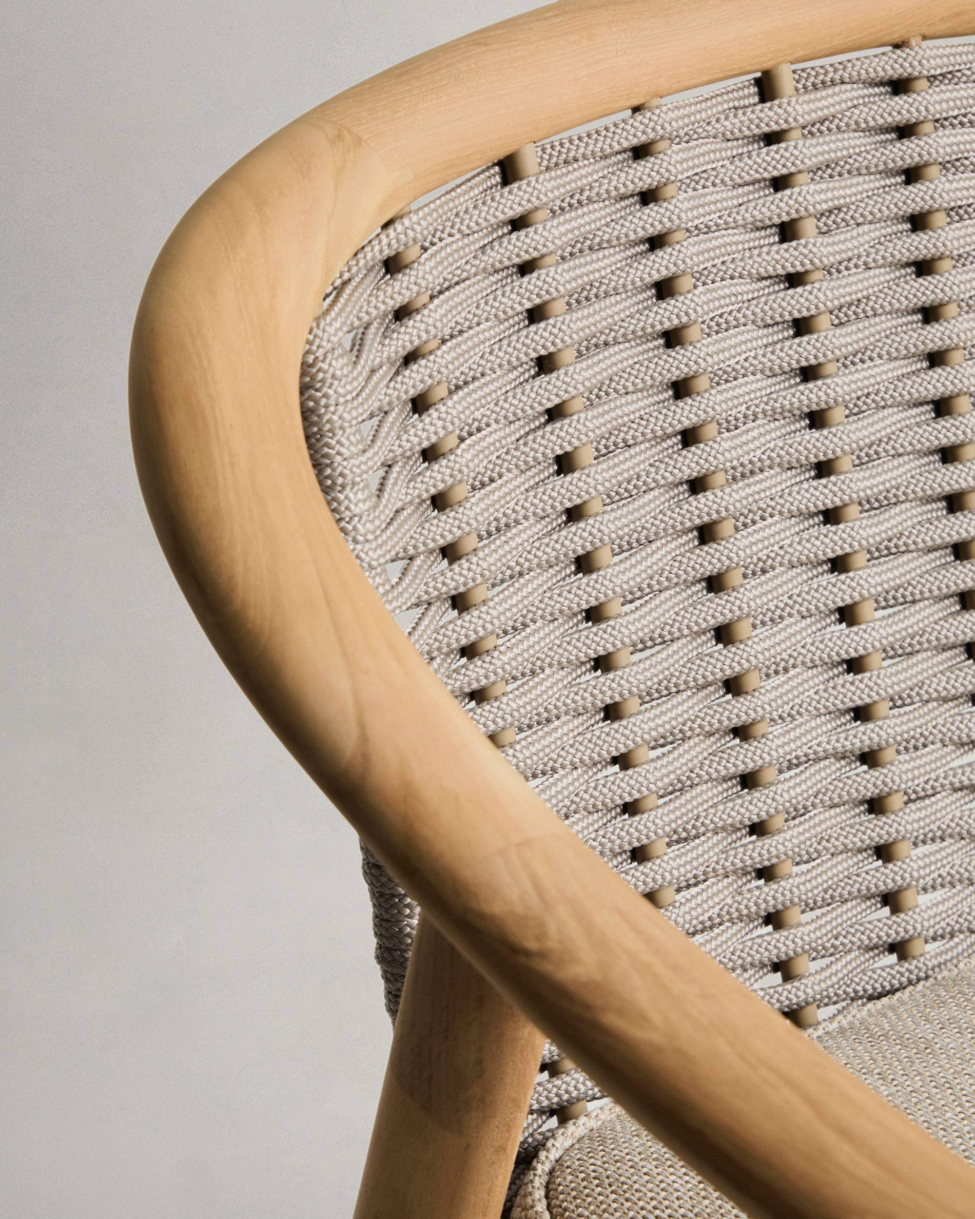 Gartenstuhl ELUNDA aus leichtem Teakholz