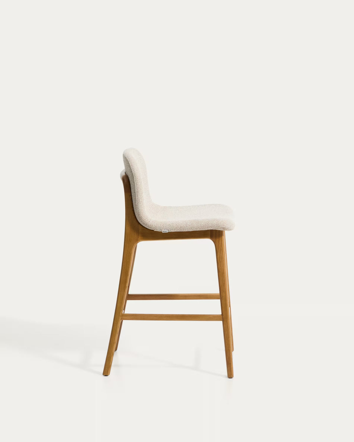 Hocker ELNOR in beigem Chenille mit Eichenbasis