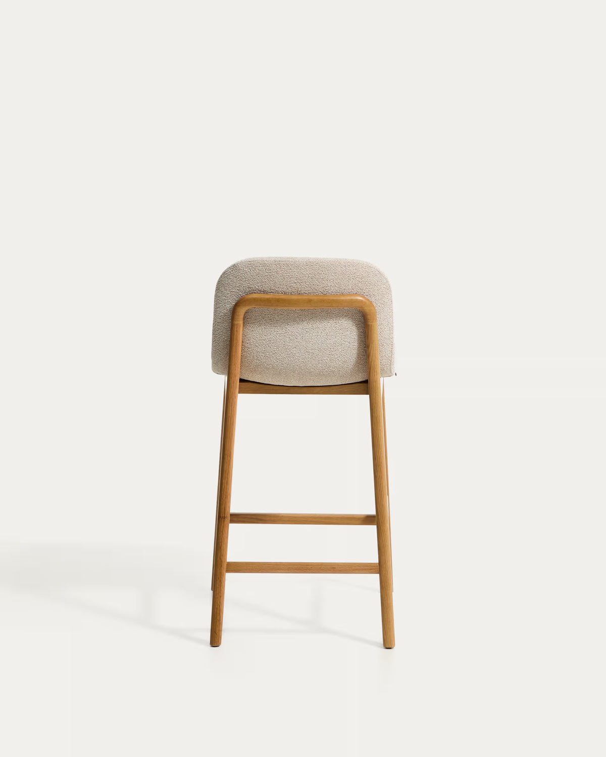 Hocker ELNOR in beigem Chenille mit Eichenbasis