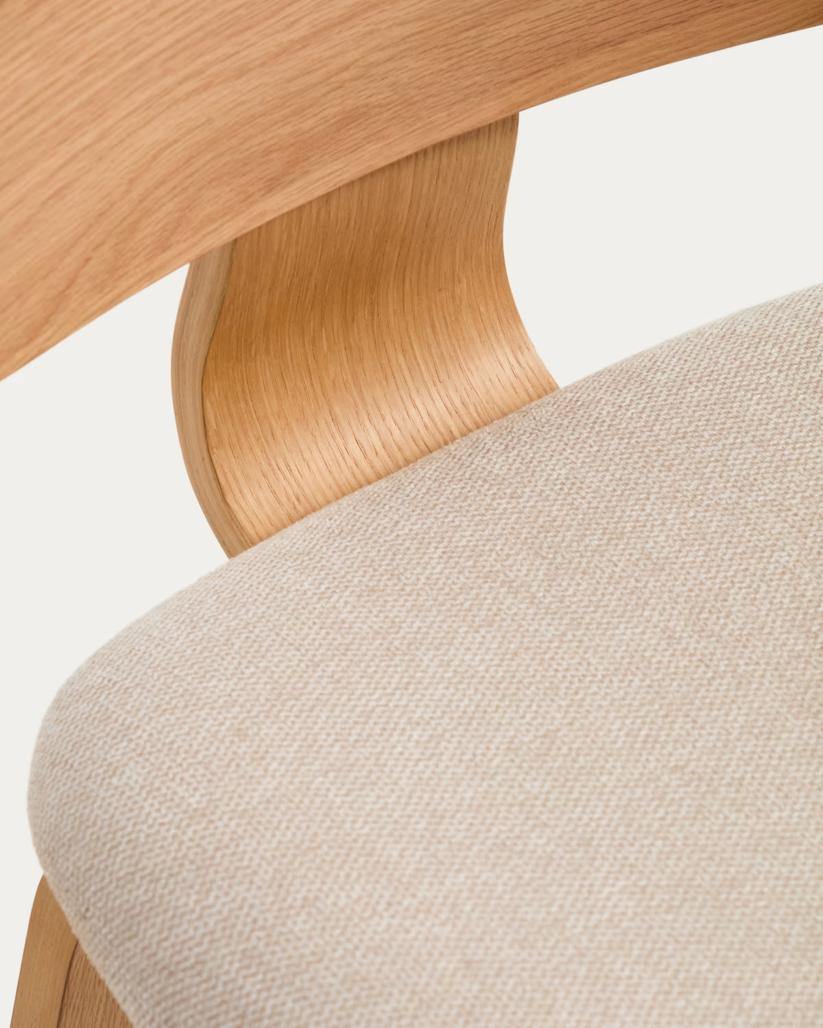 Barhocker GENA in beigem Chenille mit furniertem Eichenfuß.