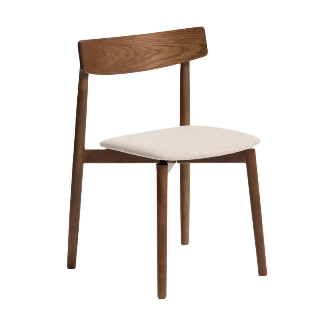 Stuhl EVERA in beigem Chenille mit dunklem, furniertem Eichenfuß.