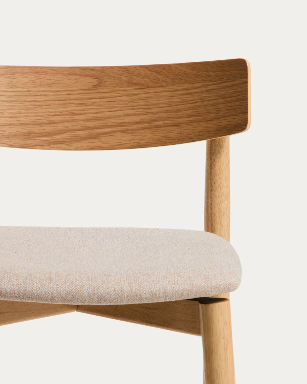 Barhocker EVERA in beigem Chenille mit furniertem Eichenfuß.