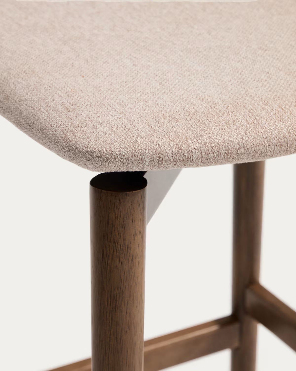 Hocker EVERA in beigem Chenille mit dunklem furniertem Eichenfuß.