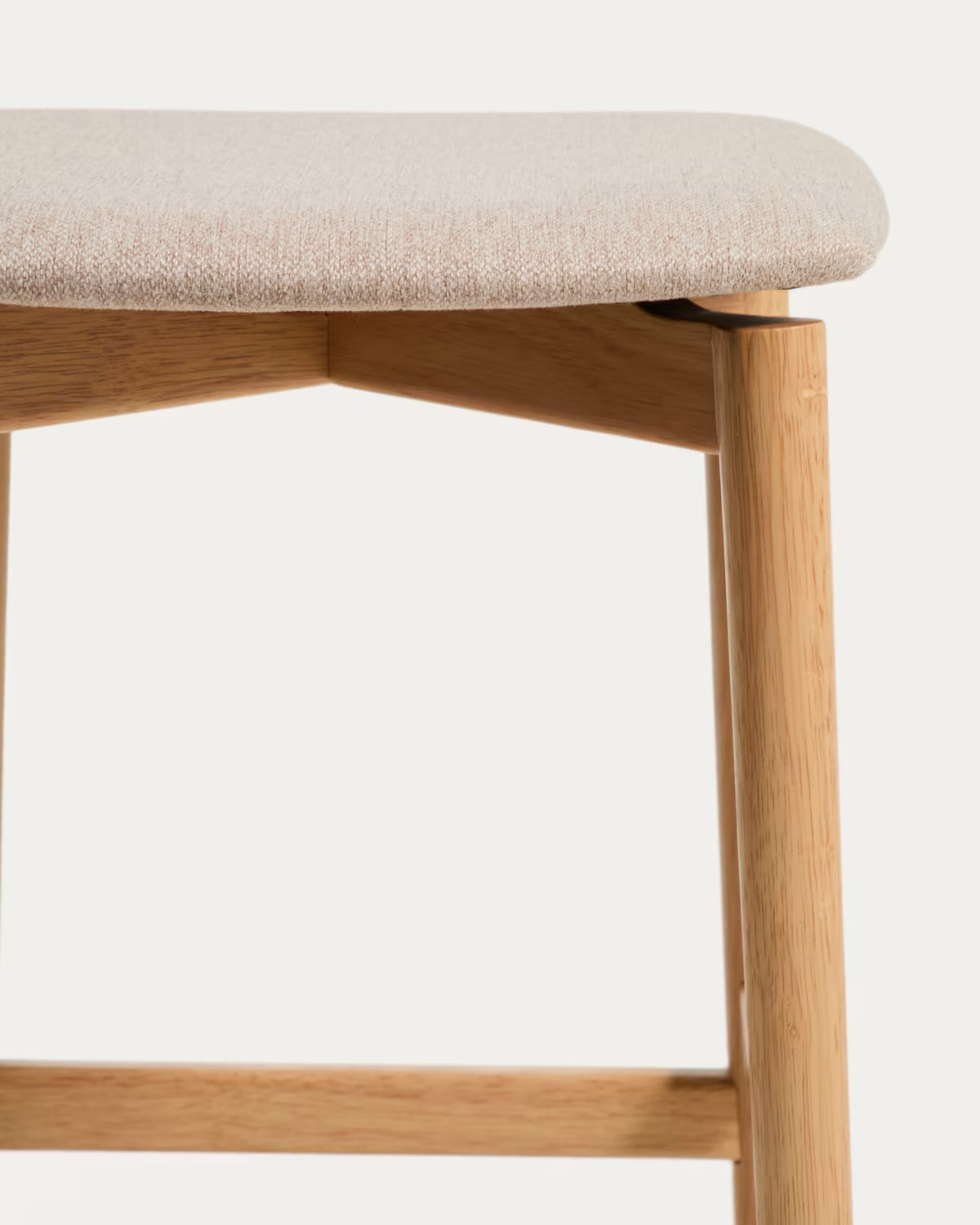 Hocker EVERA in beigem Chenille mit furniertem Eichenfuß.
