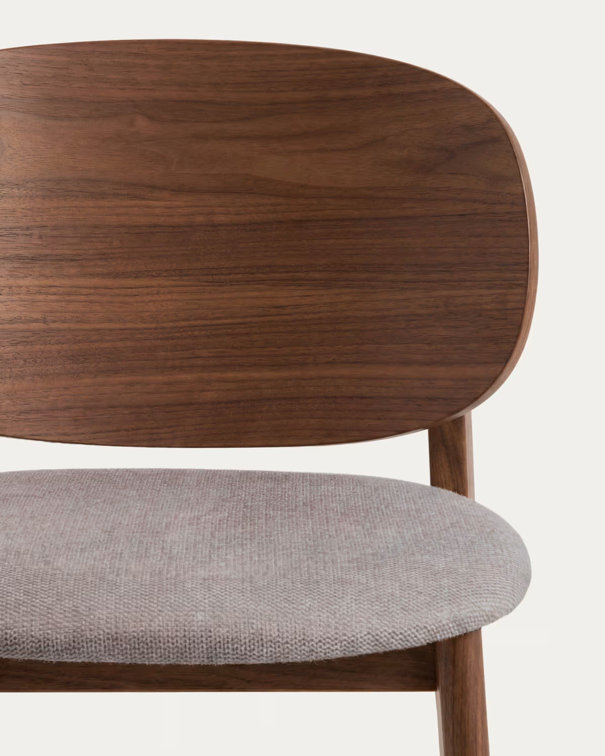 Stuhl LUDARA aus braunem Chenille mit einem dunklen, furnierten Eichenfuß.