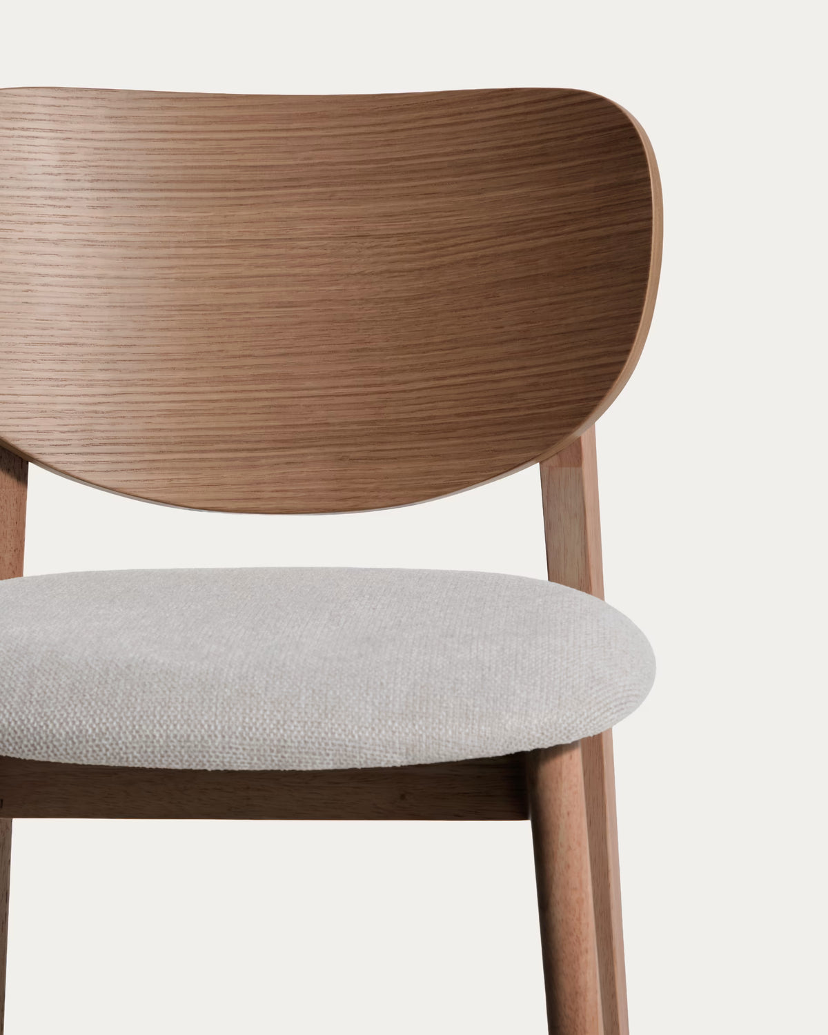 Barhocker LUDARA aus braunem Chenille mit einem dunklen furnierten Eichenfuß.