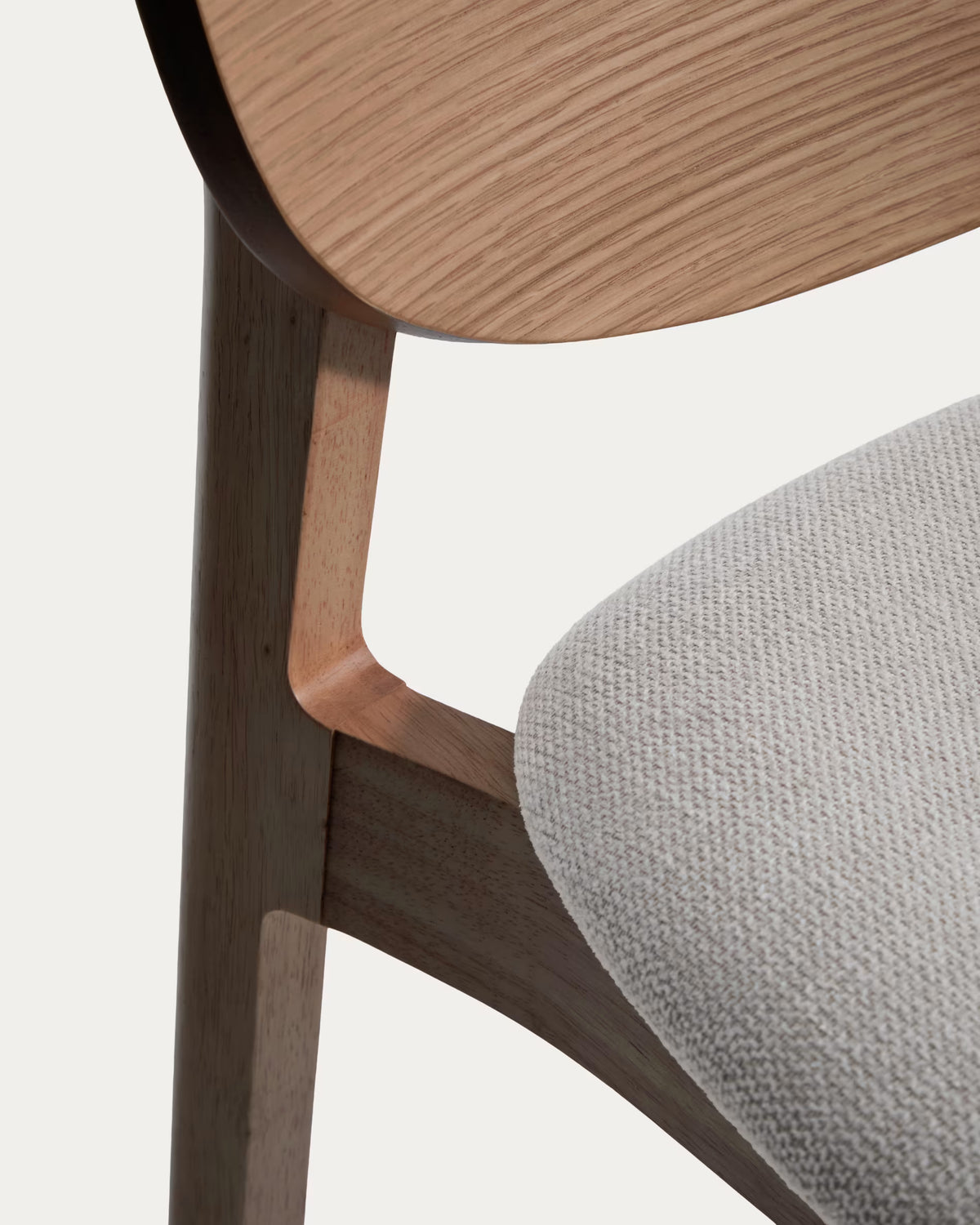 Barhocker LUDARA aus braunem Chenille mit einem dunklen furnierten Eichenfuß.