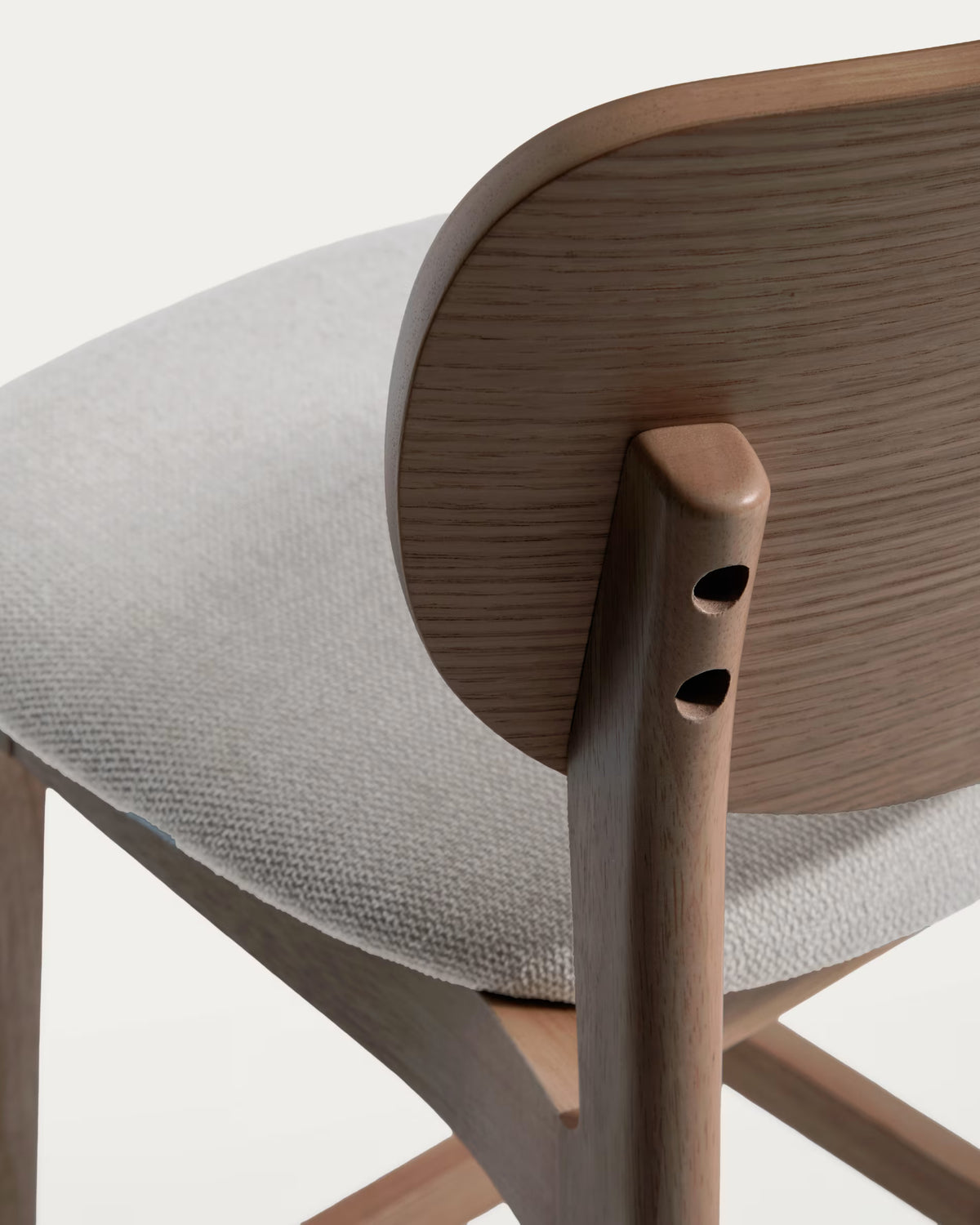 Barhocker LUDARA aus braunem Chenille mit einem dunklen furnierten Eichenfuß.
