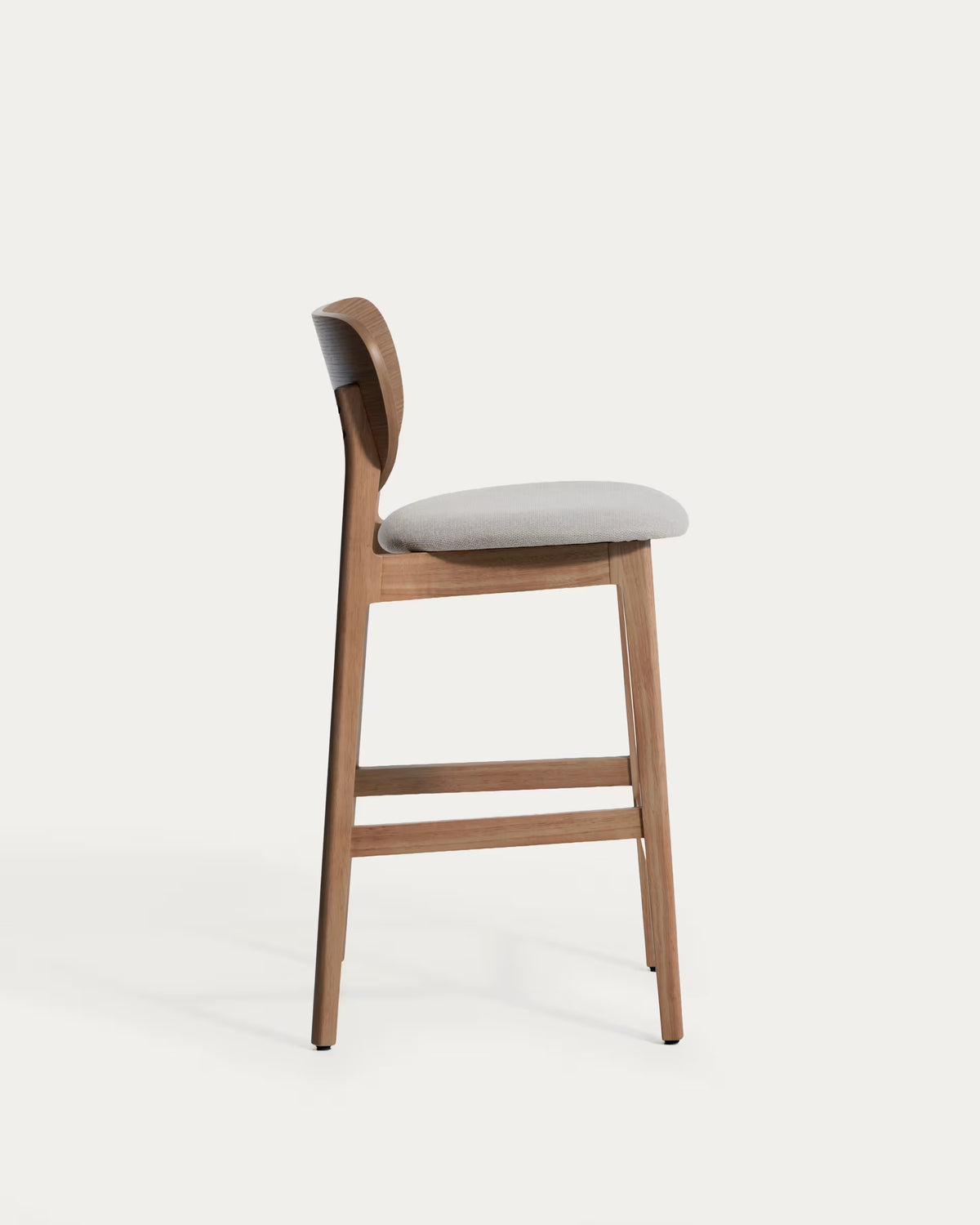 Barhocker LUDARA aus braunem Chenille mit einem dunklen furnierten Eichenfuß.
