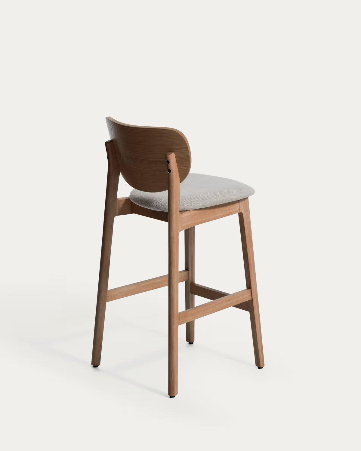 Barhocker LUDARA aus braunem Chenille mit einem dunklen furnierten Eichenfuß.