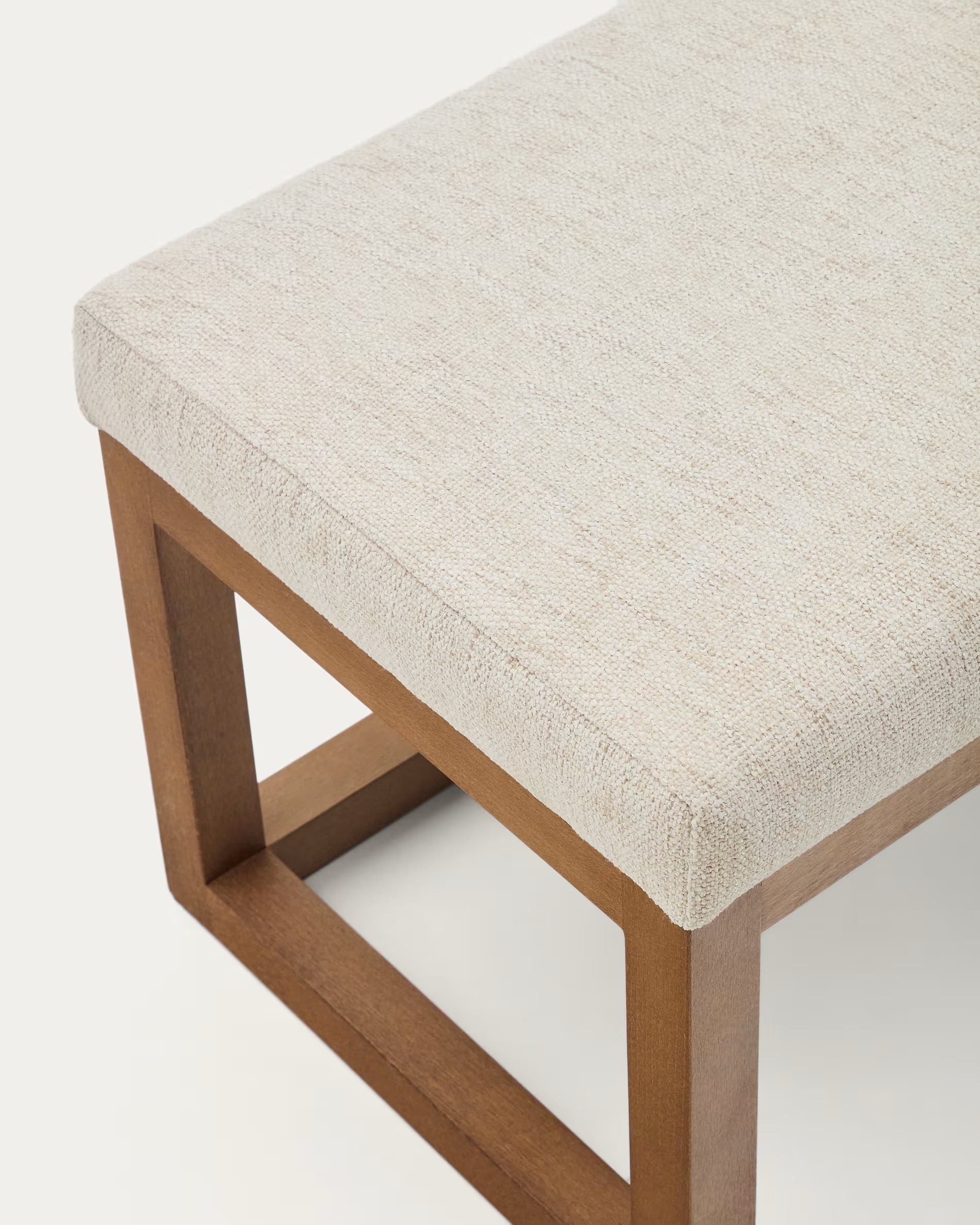 Bank LOYA beige Chenille mit dunkelbraunem Buchenrahmen