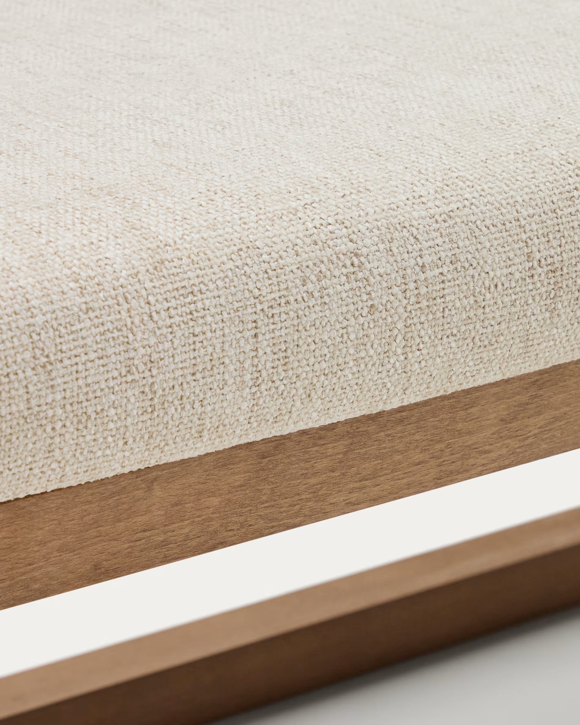 Bank LOYA beige Chenille mit dunkelbraunem Buchenrahmen