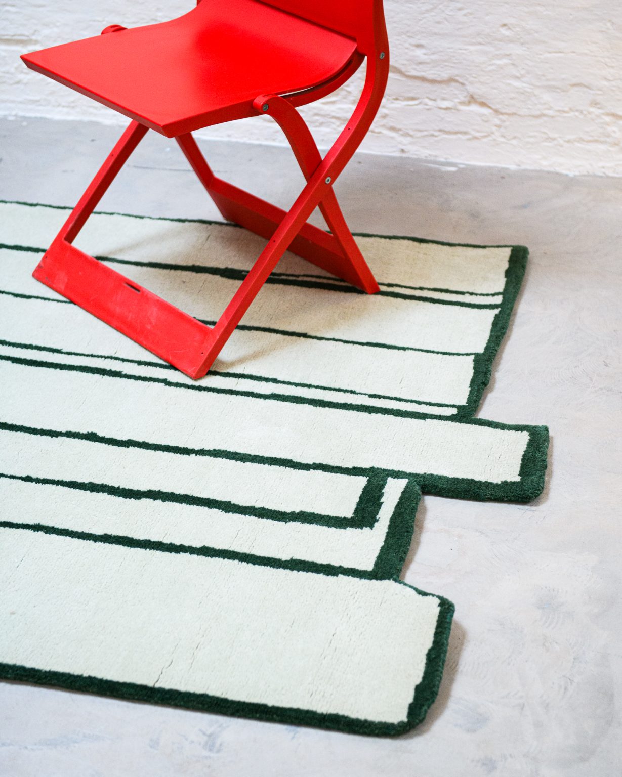 Asymmetrischer dekorativer Teppich CONTOUR grün