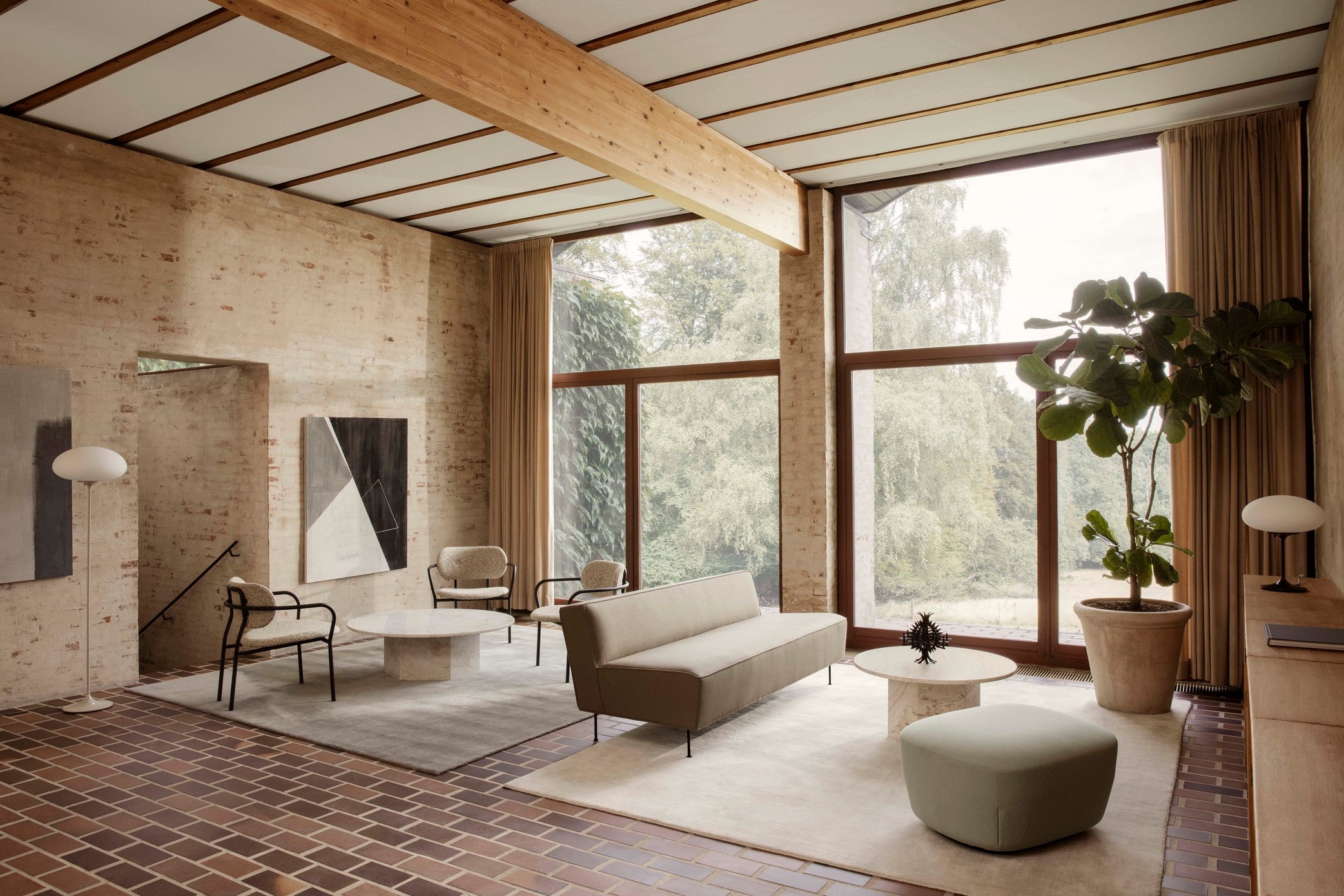 Fotel COCO gepolstert mit schwarzem Gestell