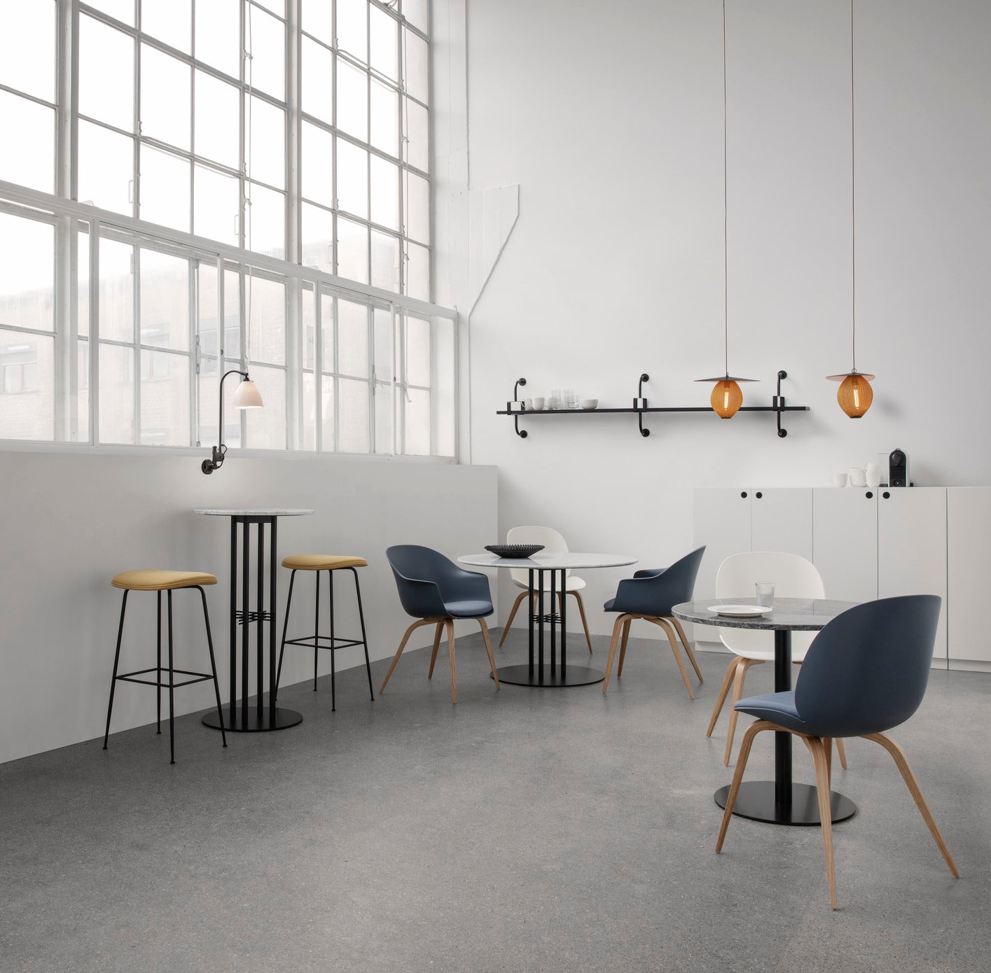 Stuhl BAT weiß mit Eichenbasis