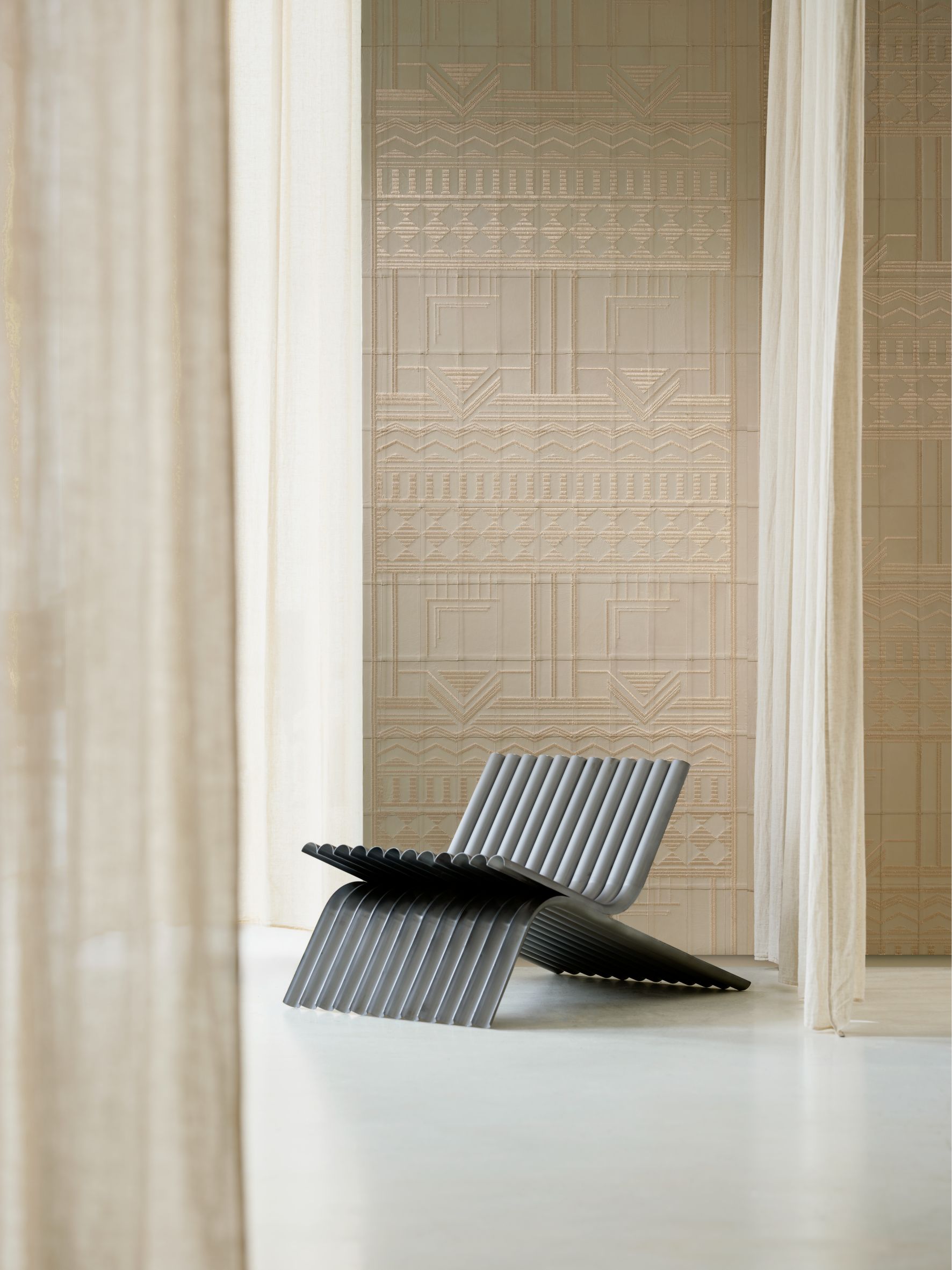 Geometrisch gemusterte natürliche Leder-Tapete PALAZZO beige