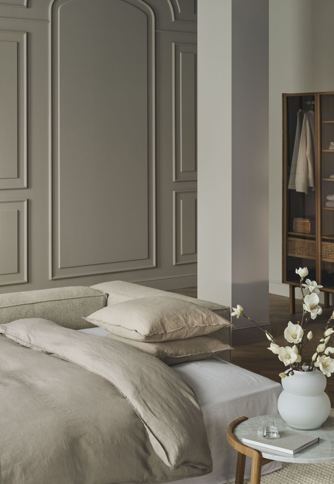 Links -sieitete Klapperecke Cosima -Bett gepolstert