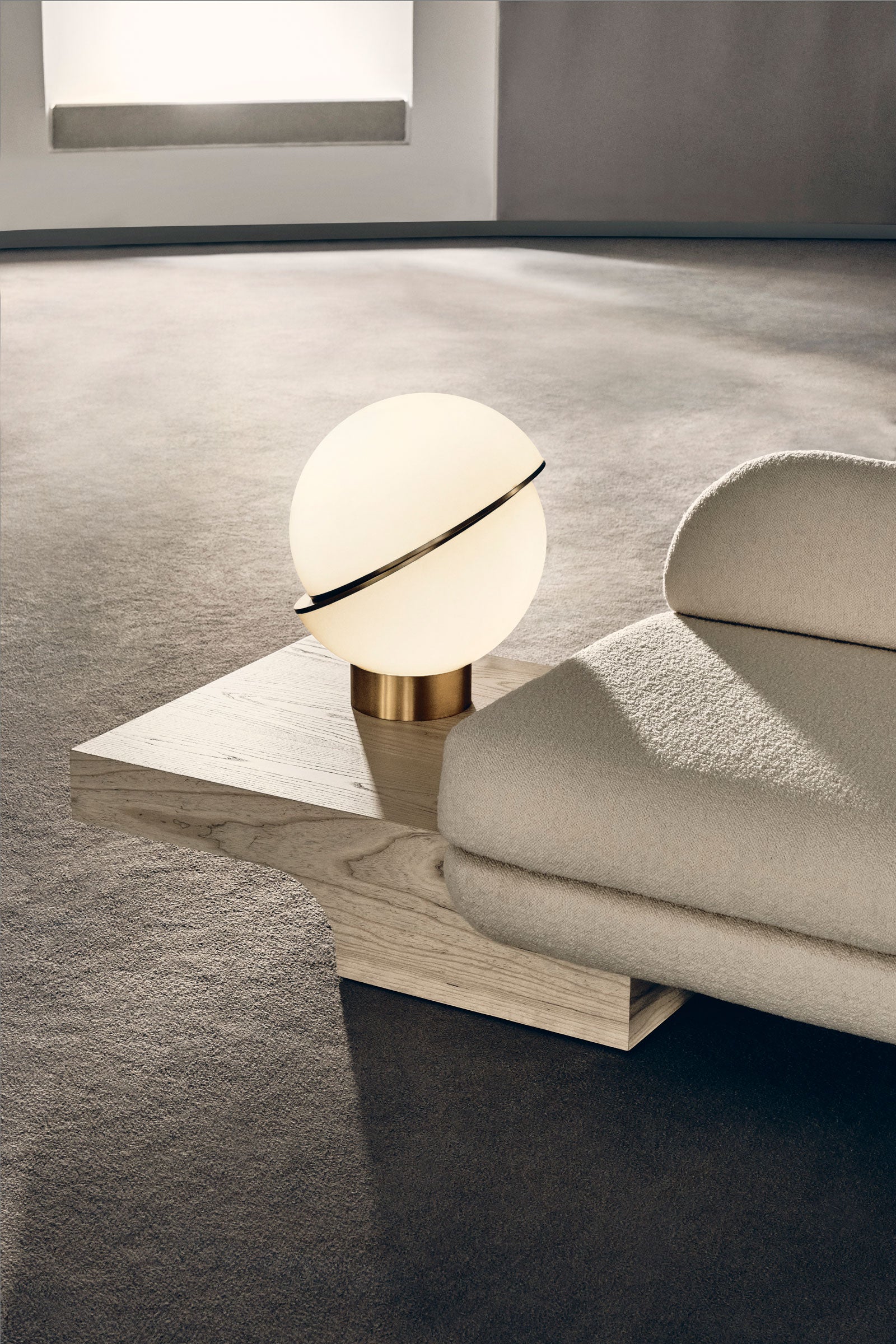 Lampa stołowa CRESCENT opalowy klosz z mosiężną podstawą