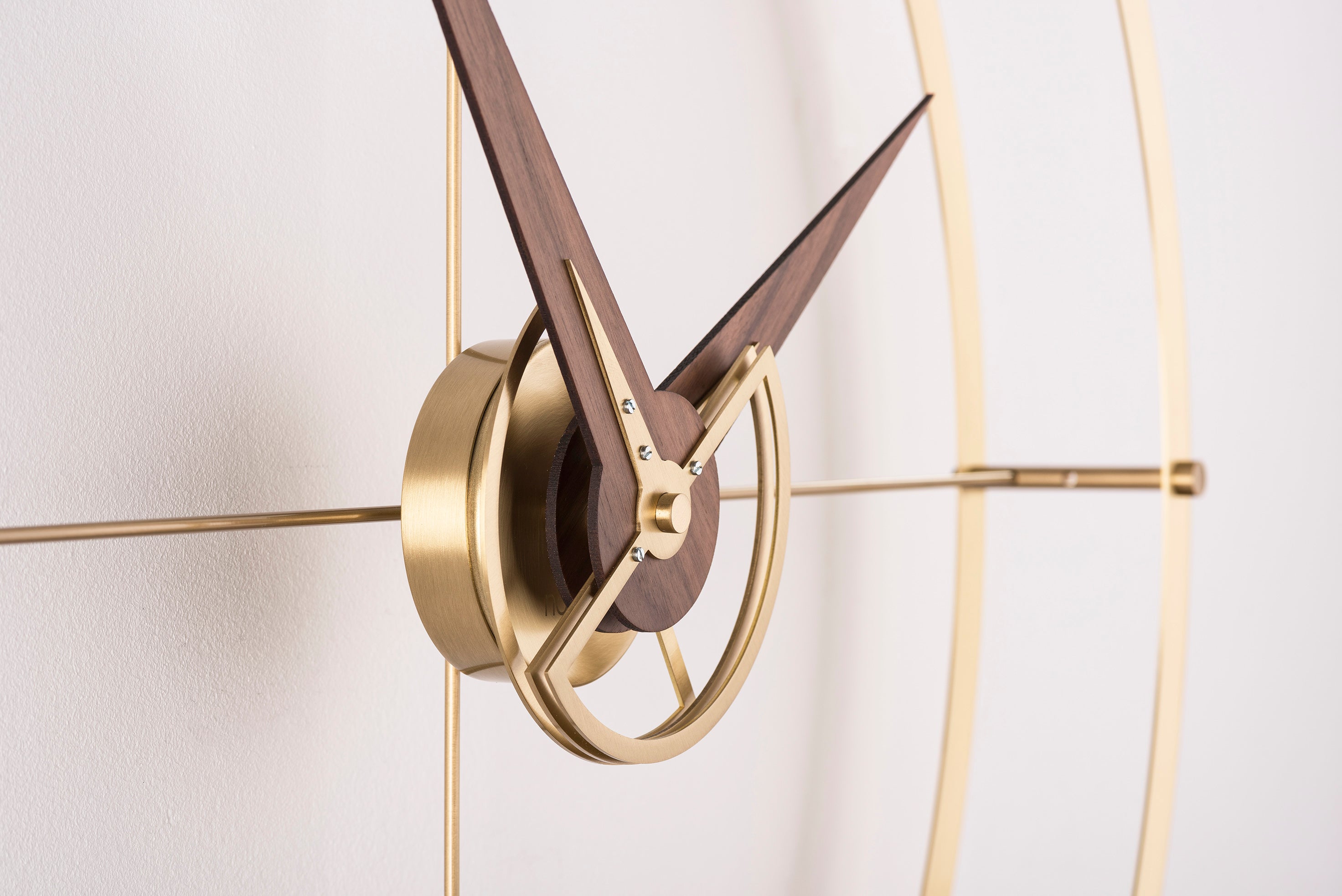 Wanduhr DOUBLE O PREMIUM Nussbaum mit messingfarbener Veredelung
