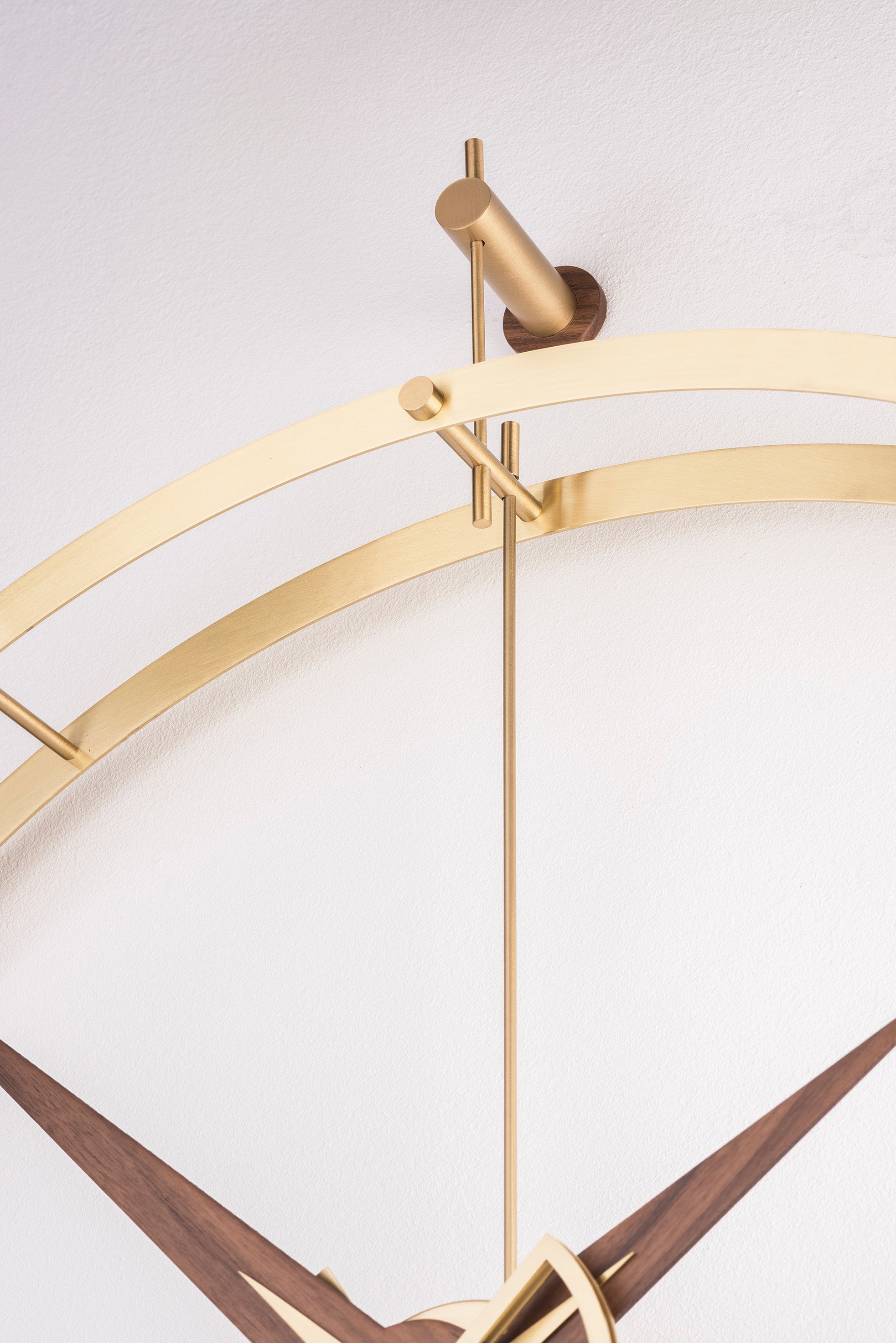 Wanduhr DOUBLE O PREMIUM Nussbaum mit messingfarbener Veredelung