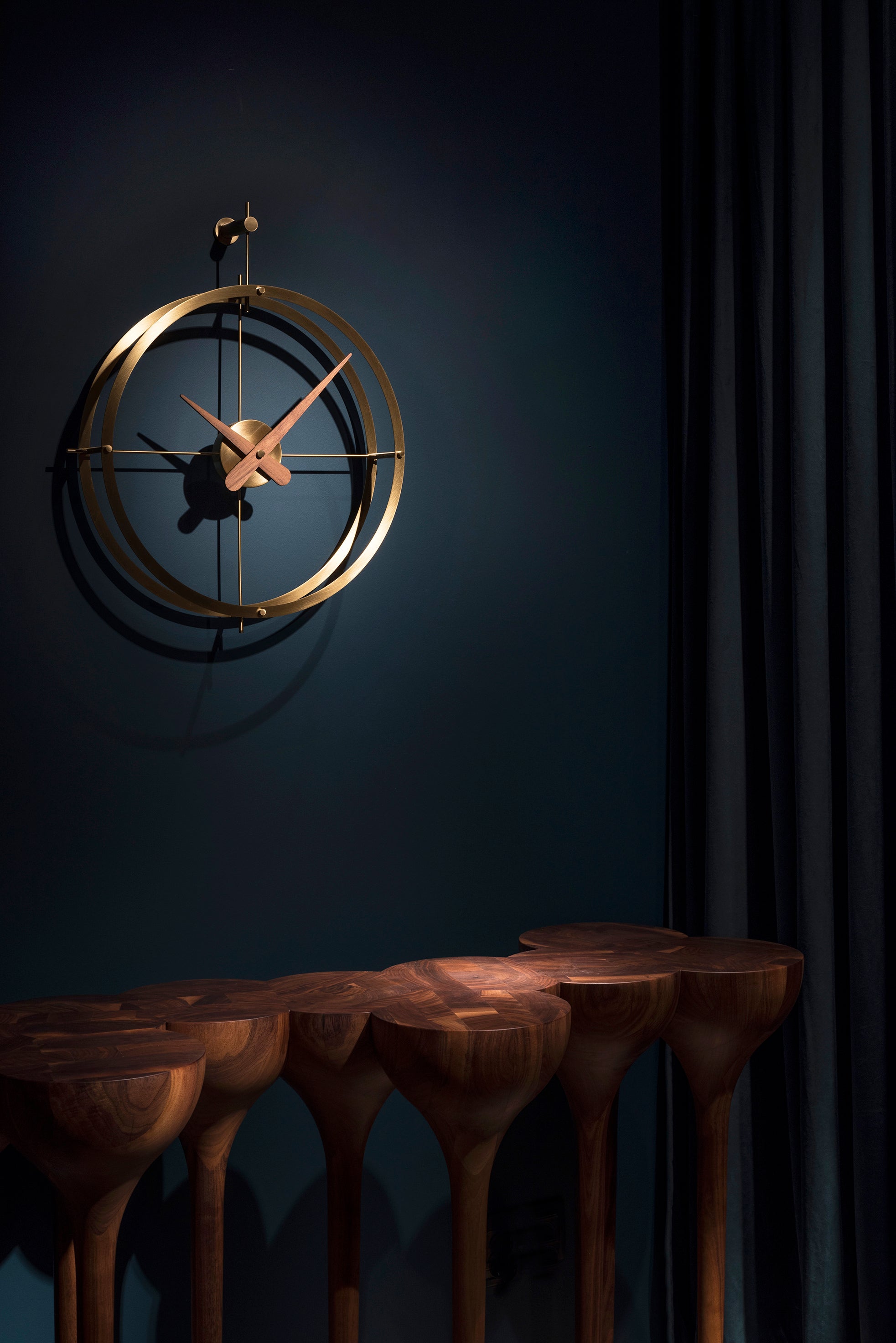 Wanduhr DOS PUNTOS PREMIUM Nussbaumholz mit messingfarbener Oberfläche