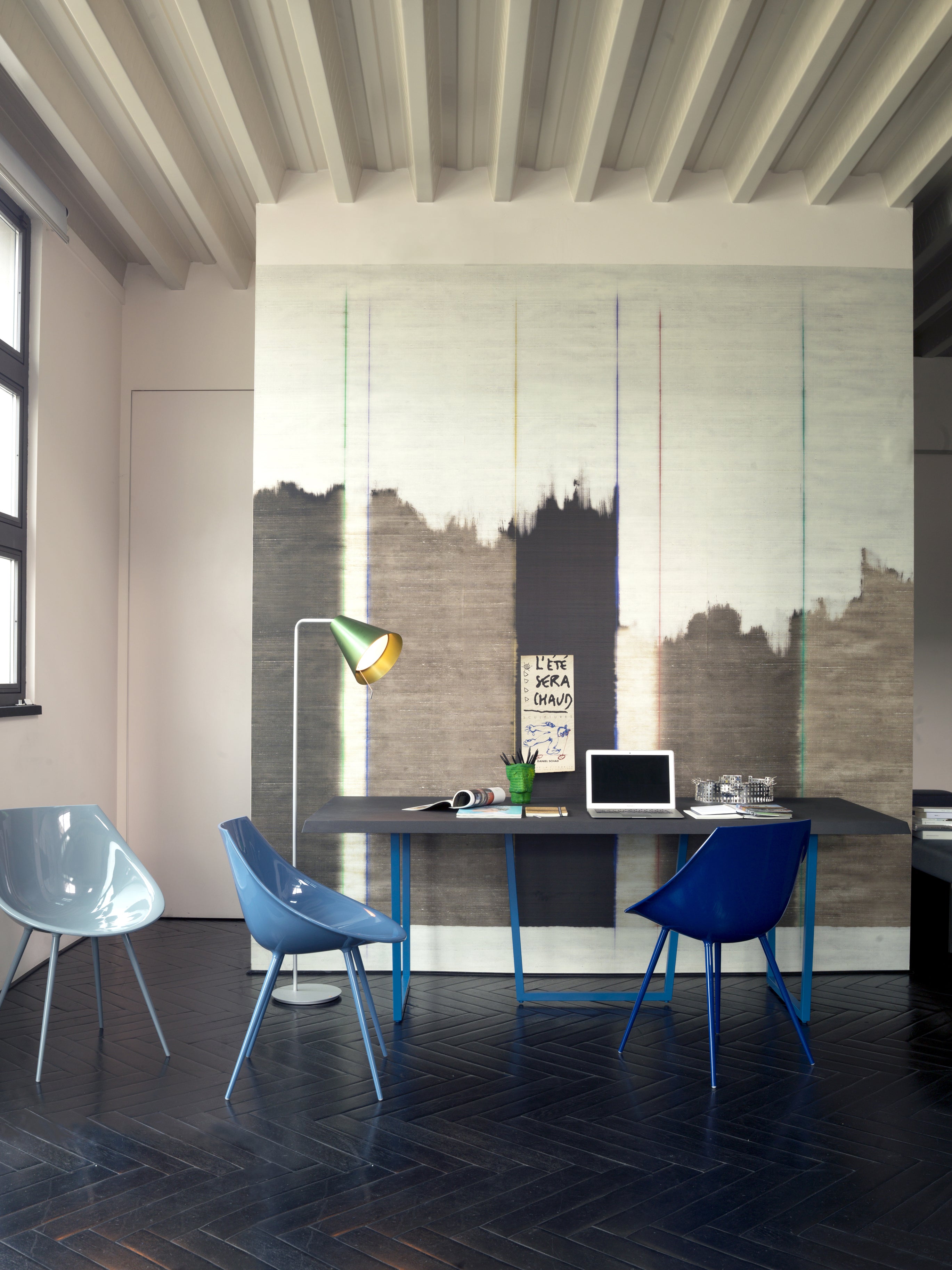 Gazelle Table Black Top mit einer roten Basis