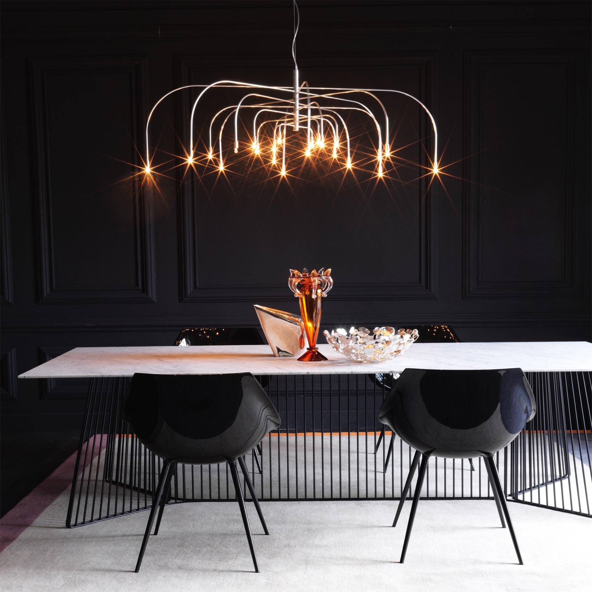 Stuhllagò weißes Leder mit einer Aluminiumbasis