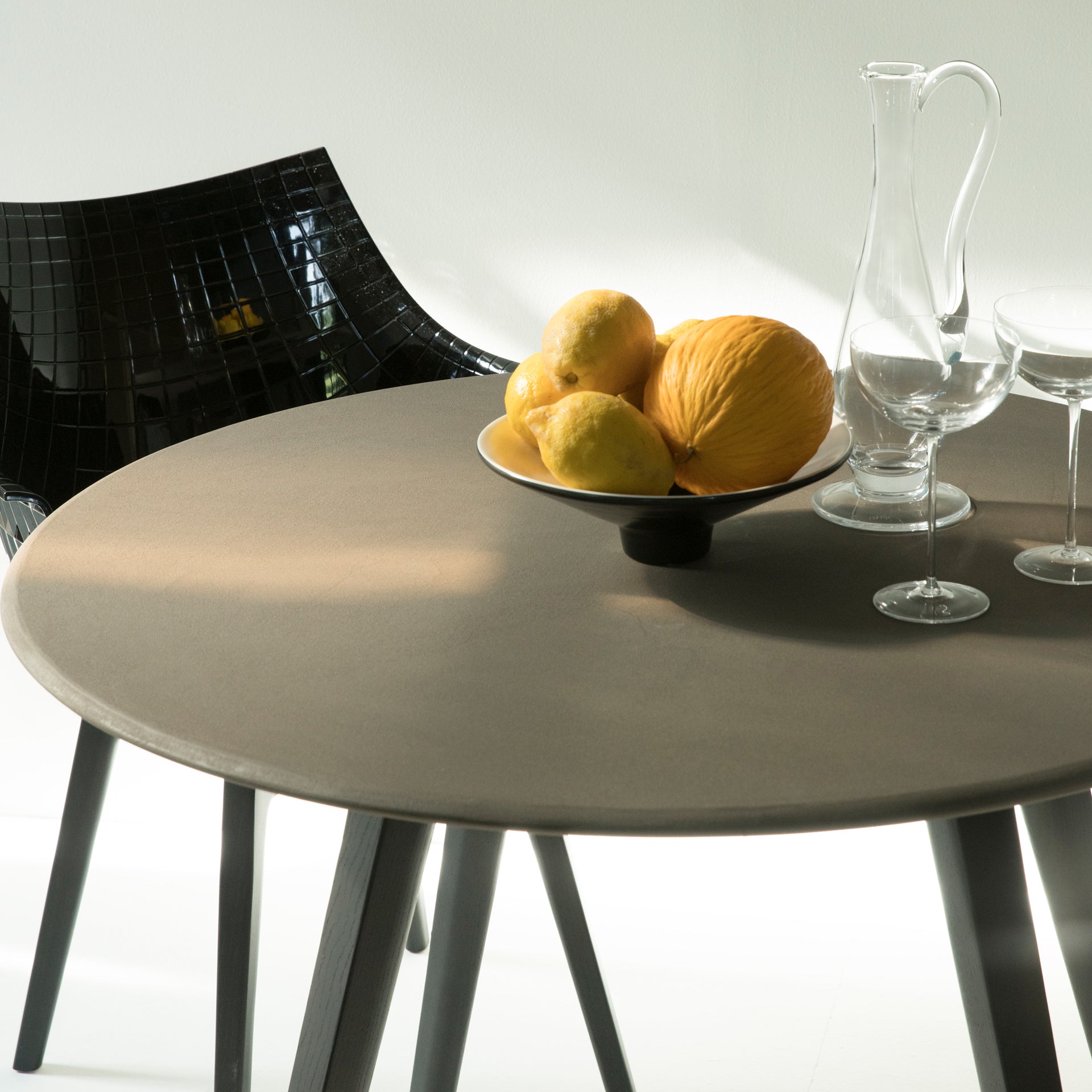 Meridiana -Stuhl rauchte mit einer Chrombasis