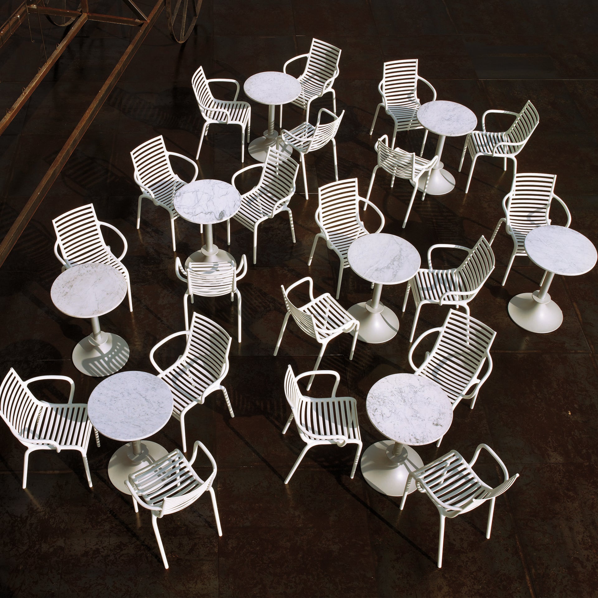 Chair with pip-e armrests dark gray