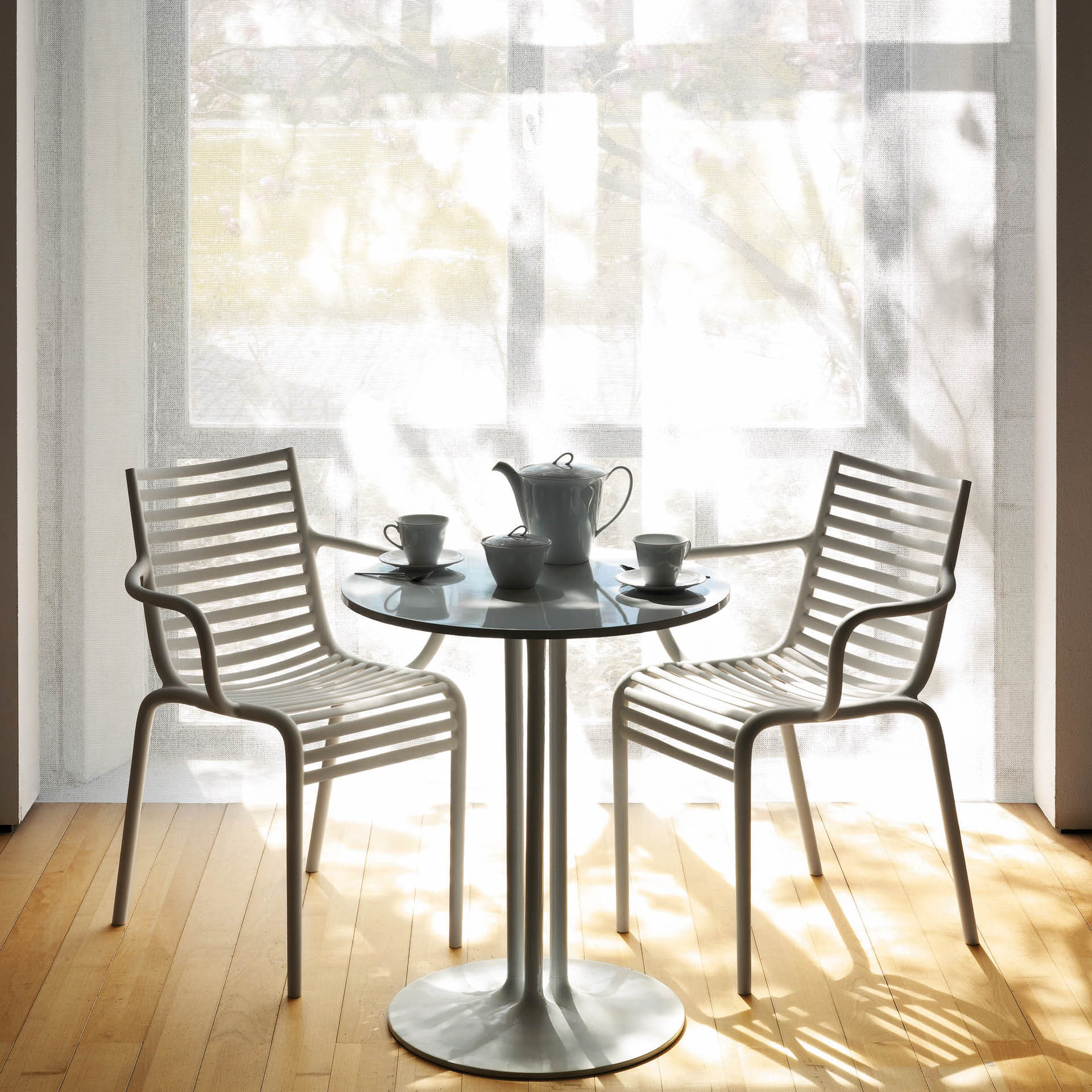 Stuhl mit PIP-E-Armlehnen weiß