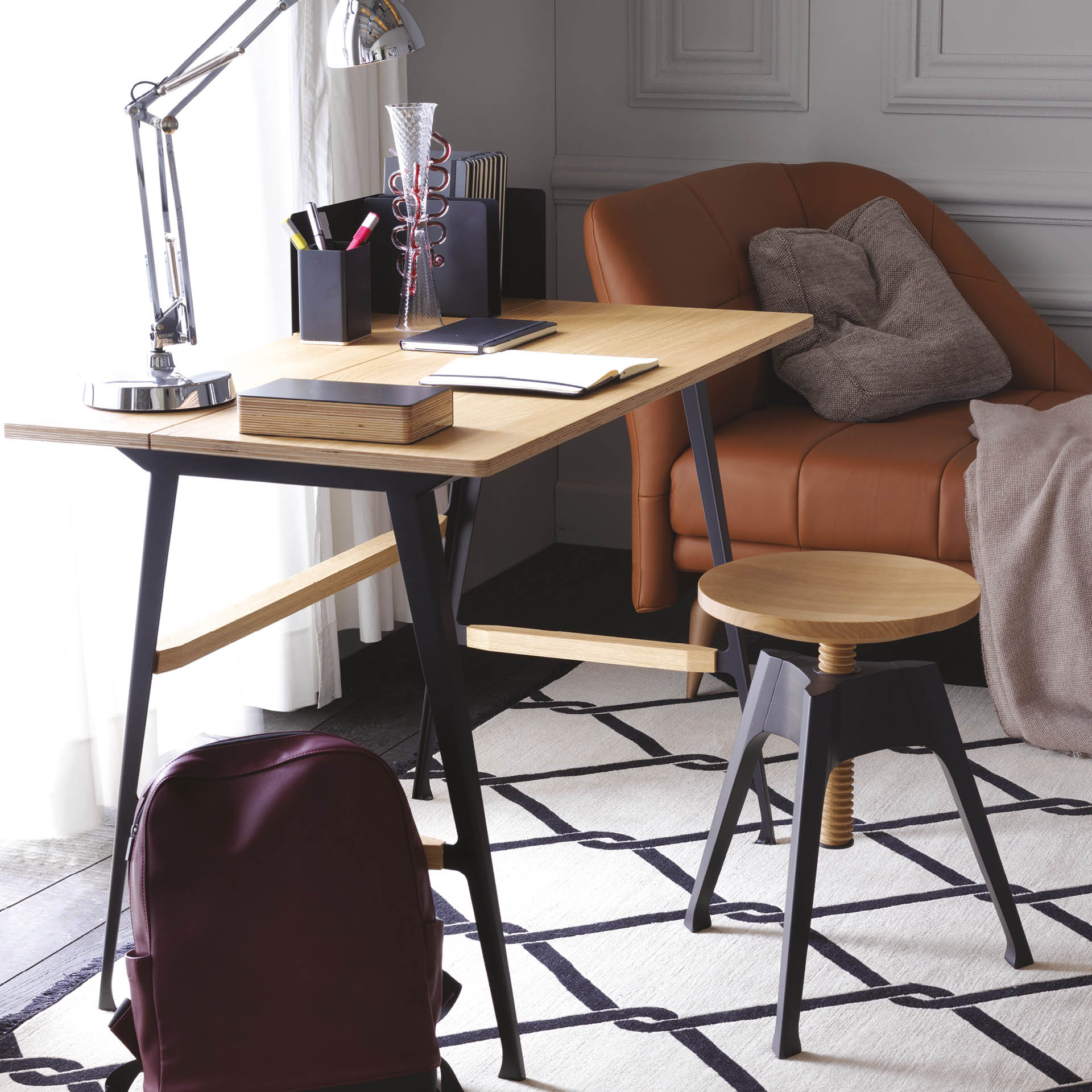 Portable desk Atelier White with a black base