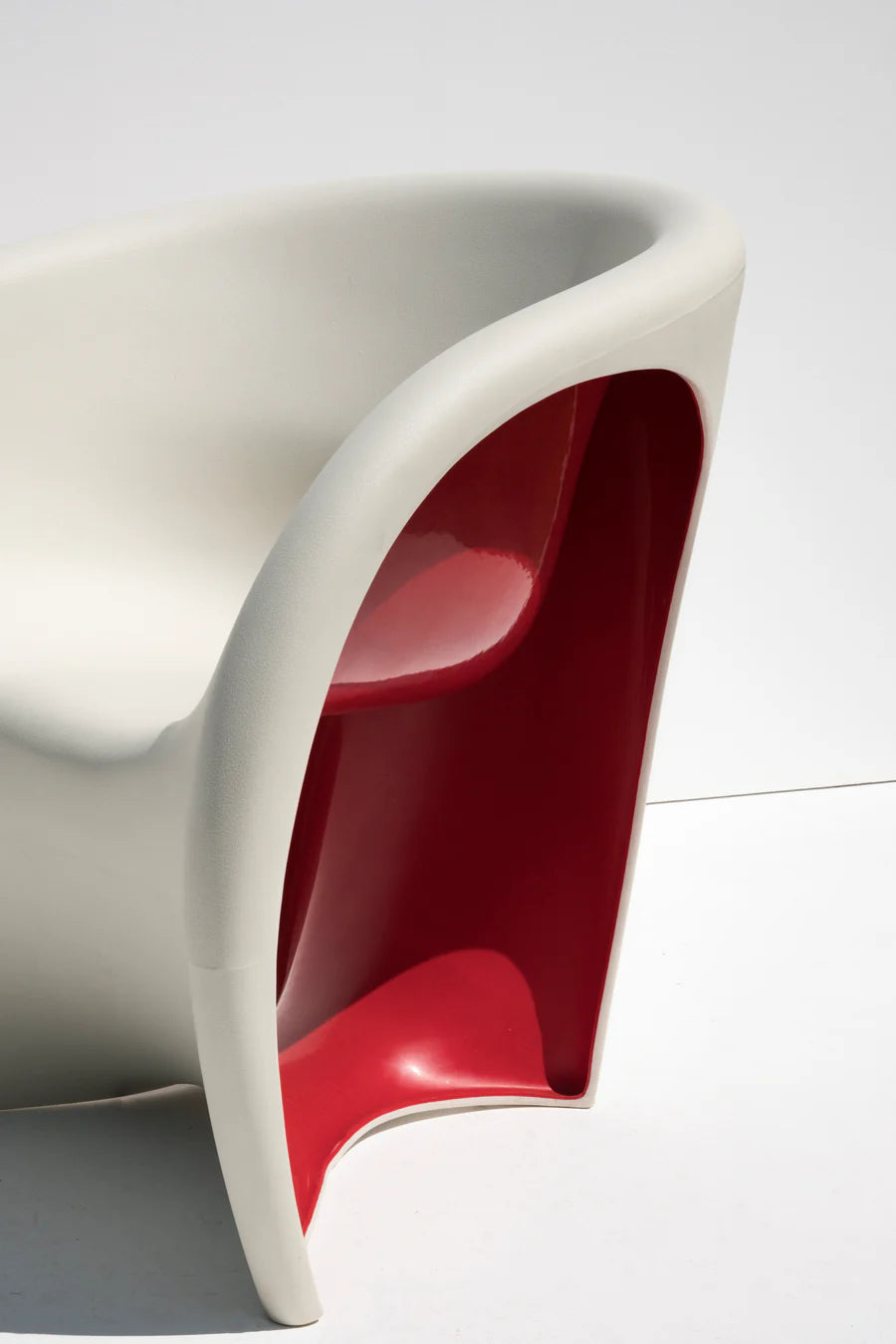 MT1 armchair white and red