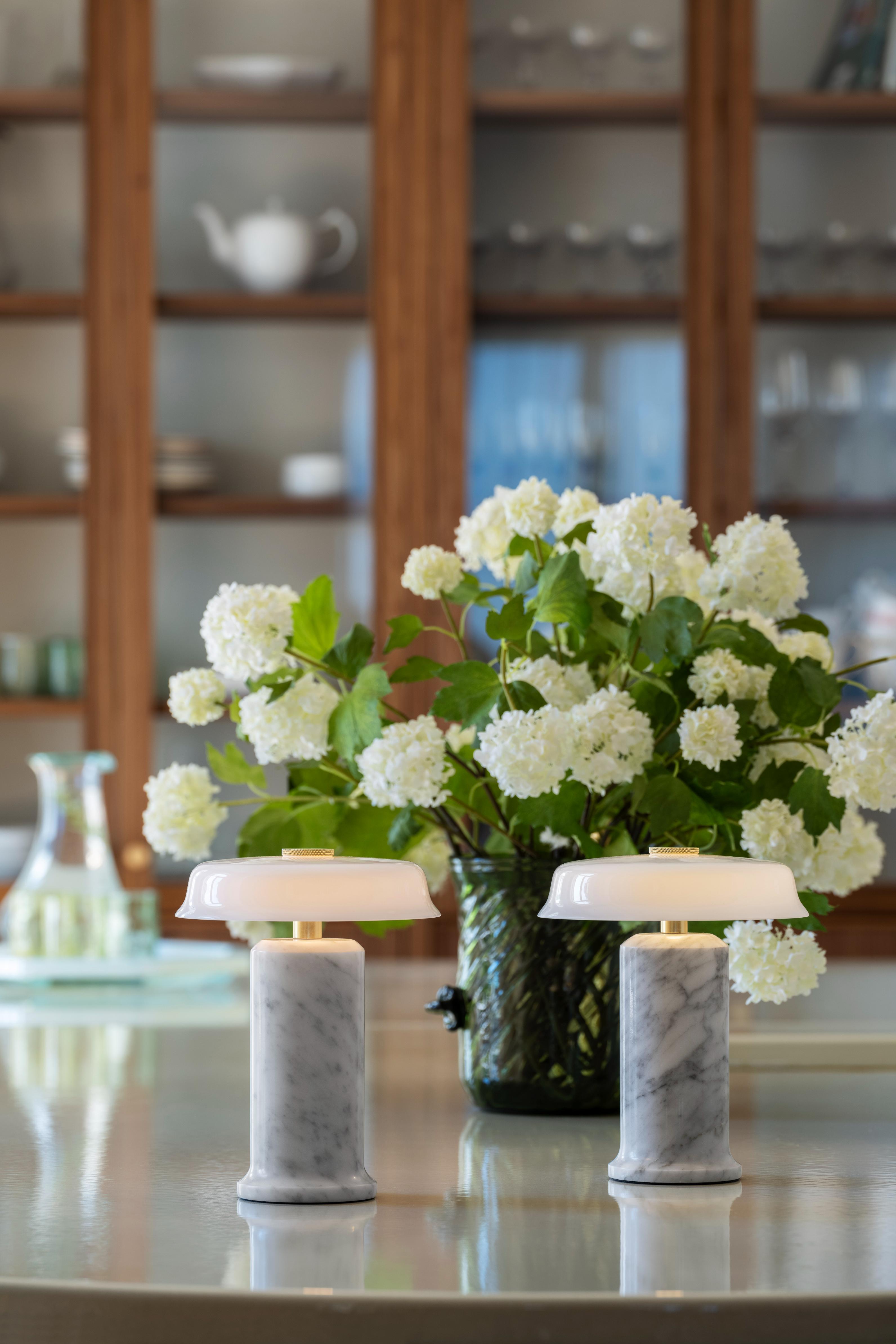 Tragbare Lampe TRIP NO. 2 weißer Marmor mit milchweißem Glas