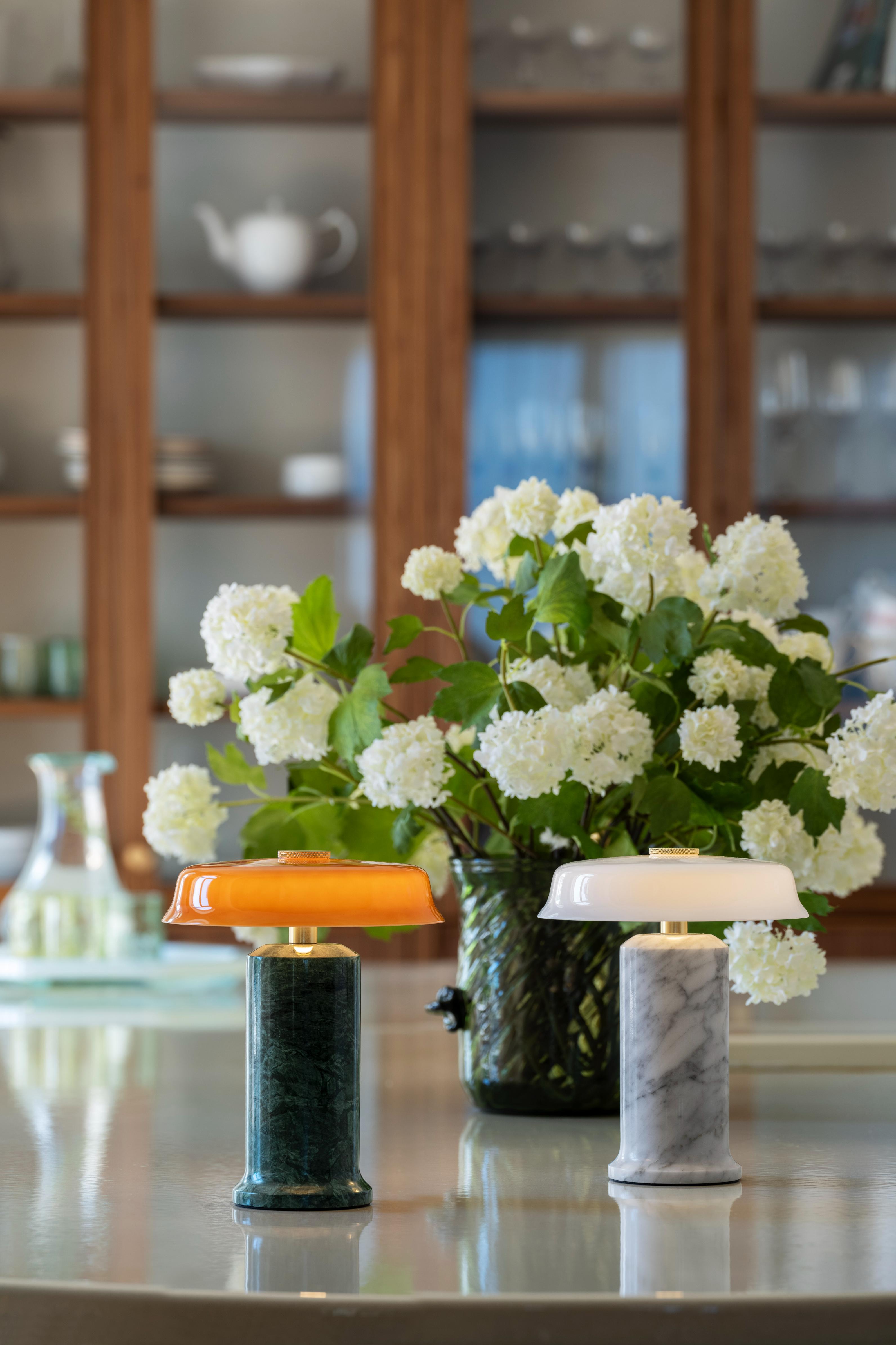 Tragbare Lampe TRIP NO. 2 weißer Marmor mit milchweißem Glas