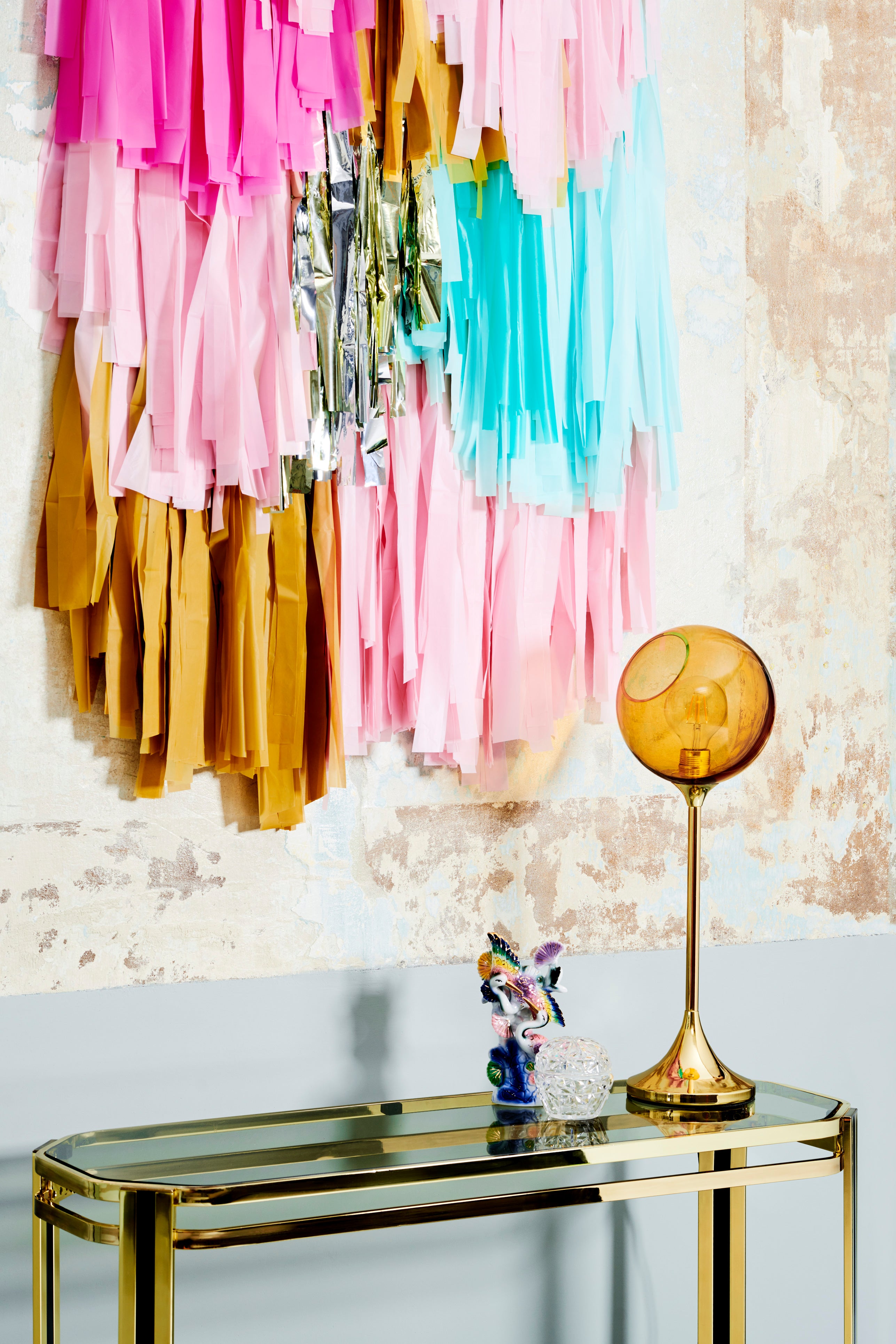 Tischlampe BALLROOM bernsteinfarben mit goldenem Fuß