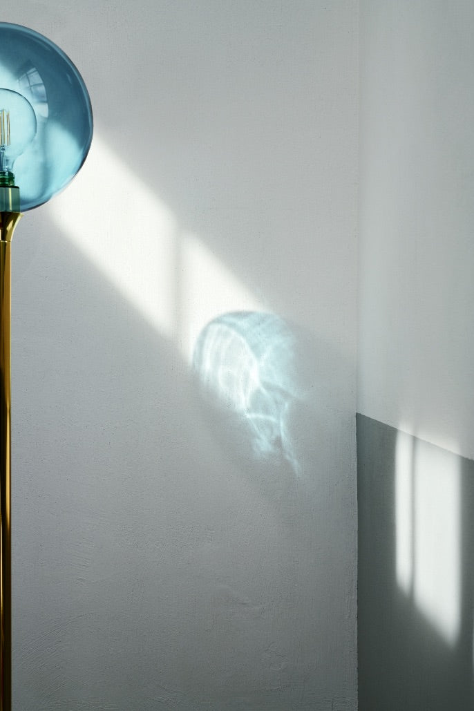 Stehlampe BALLROOM blau mit goldenem Fuß