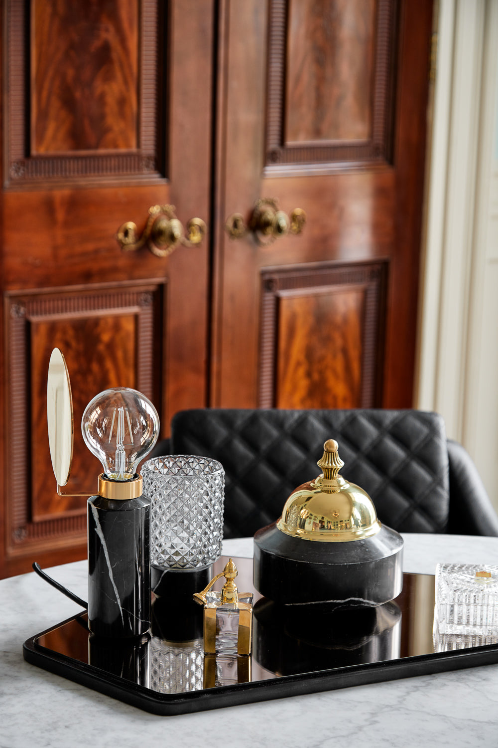 Tischlampe BLINDSPOT brauner Marmor mit messingfarbener Oberfläche