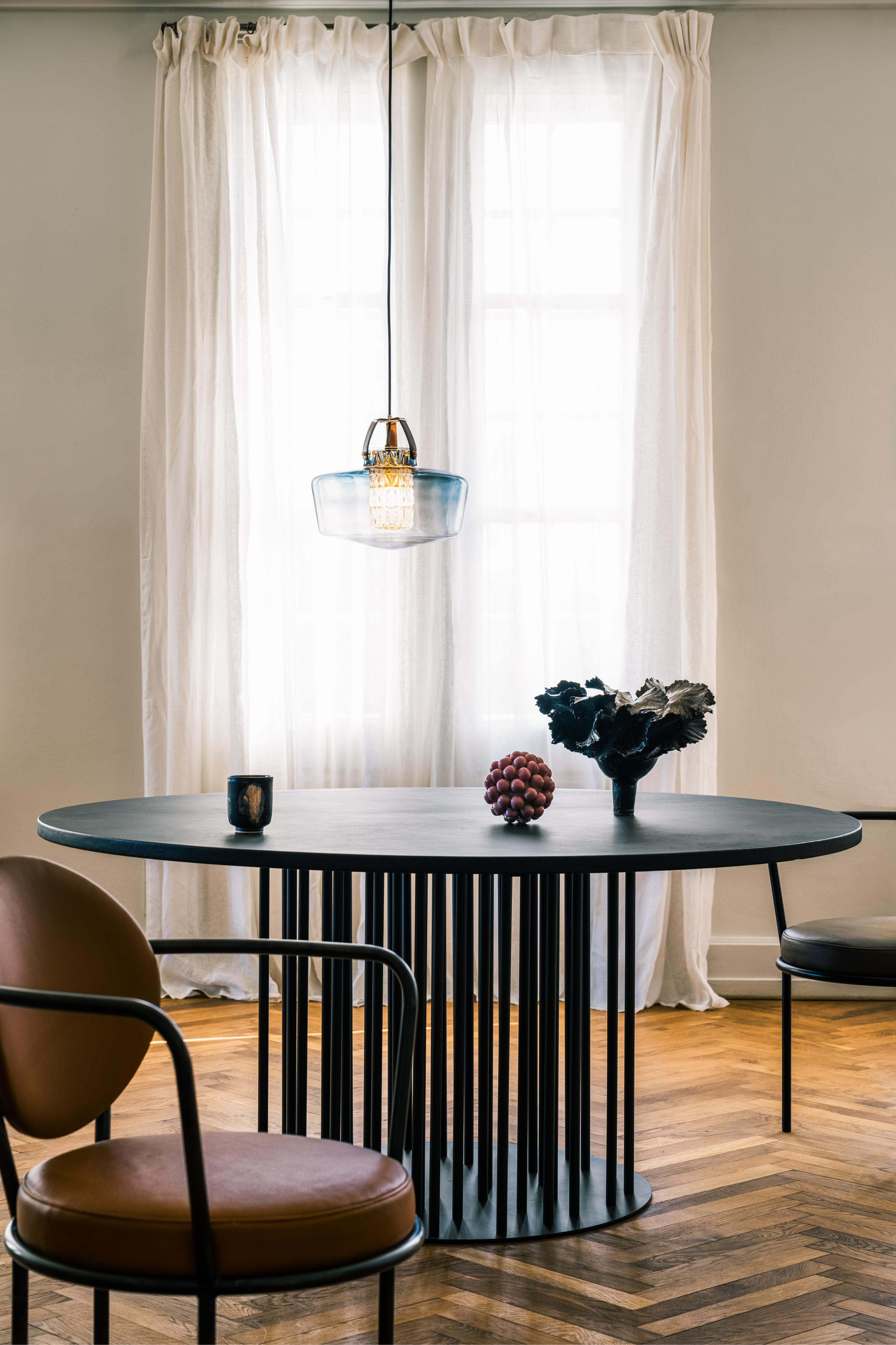 Pendelleuchte ADDICTED TO US rauchiges Glas mit cognacfarbenem Leder