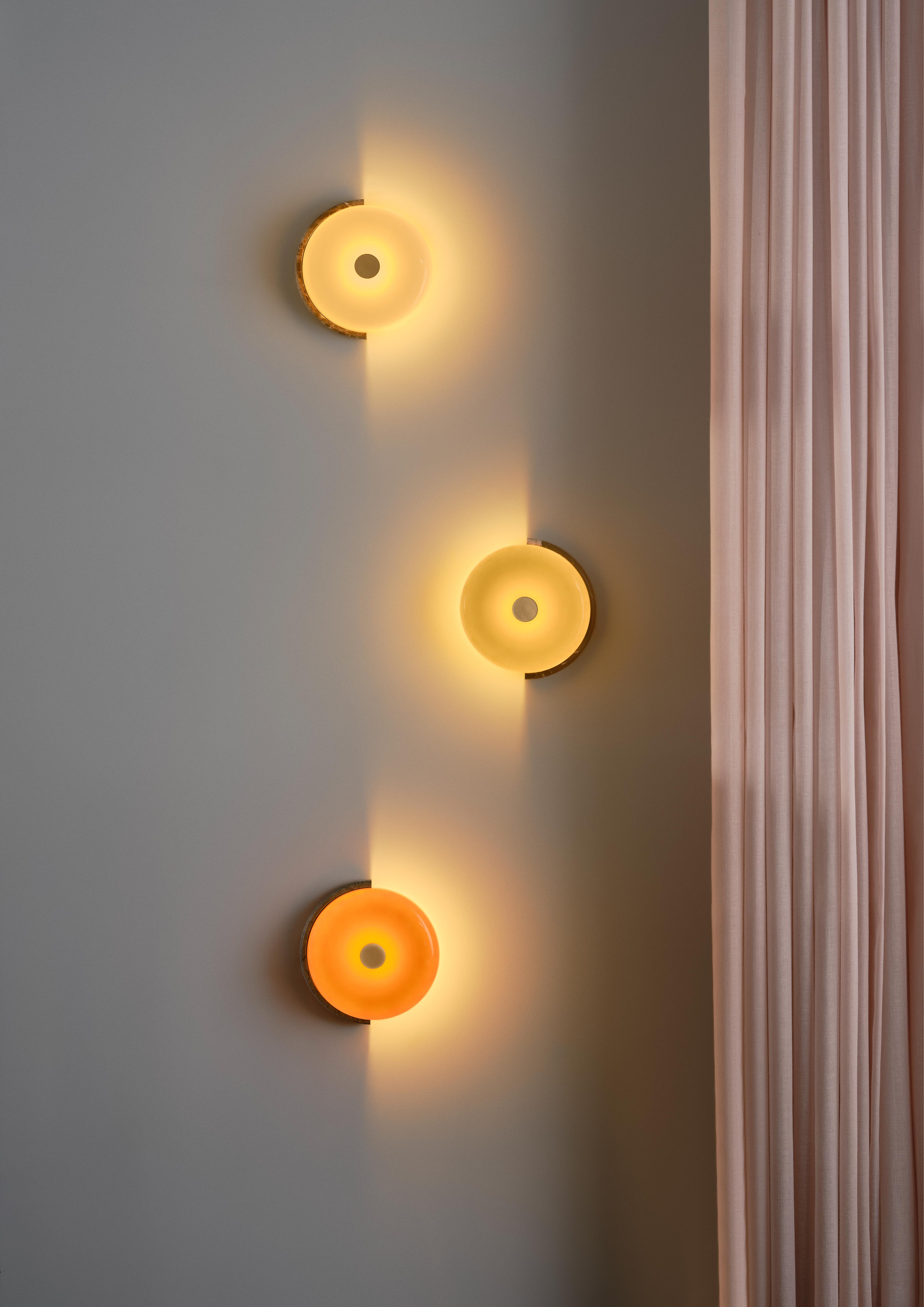 Wandleuchte TRIP burgunder marmor mit milchweißem Glas