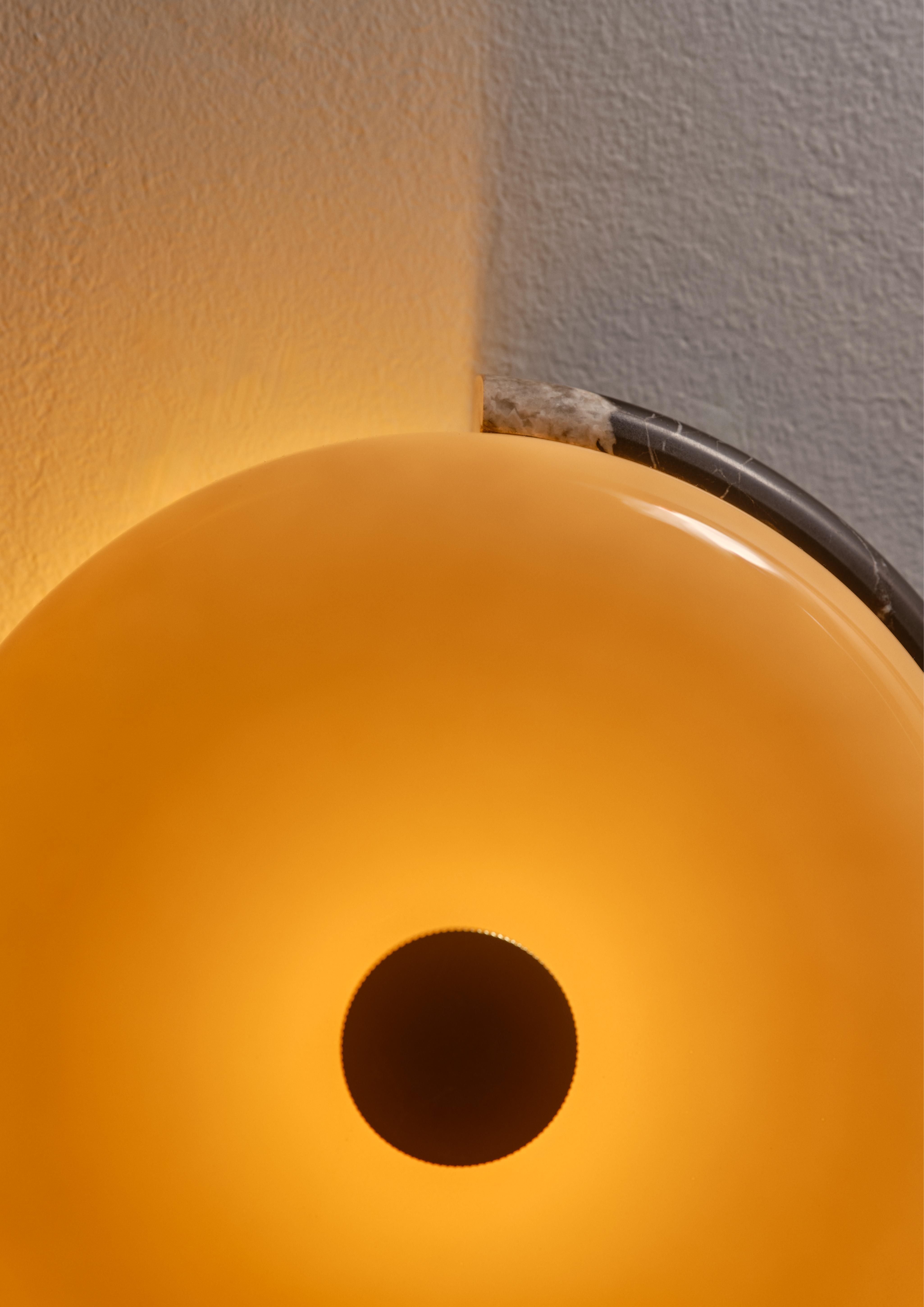 Wandleuchte TRIP burgunder marmor mit milchweißem Glas