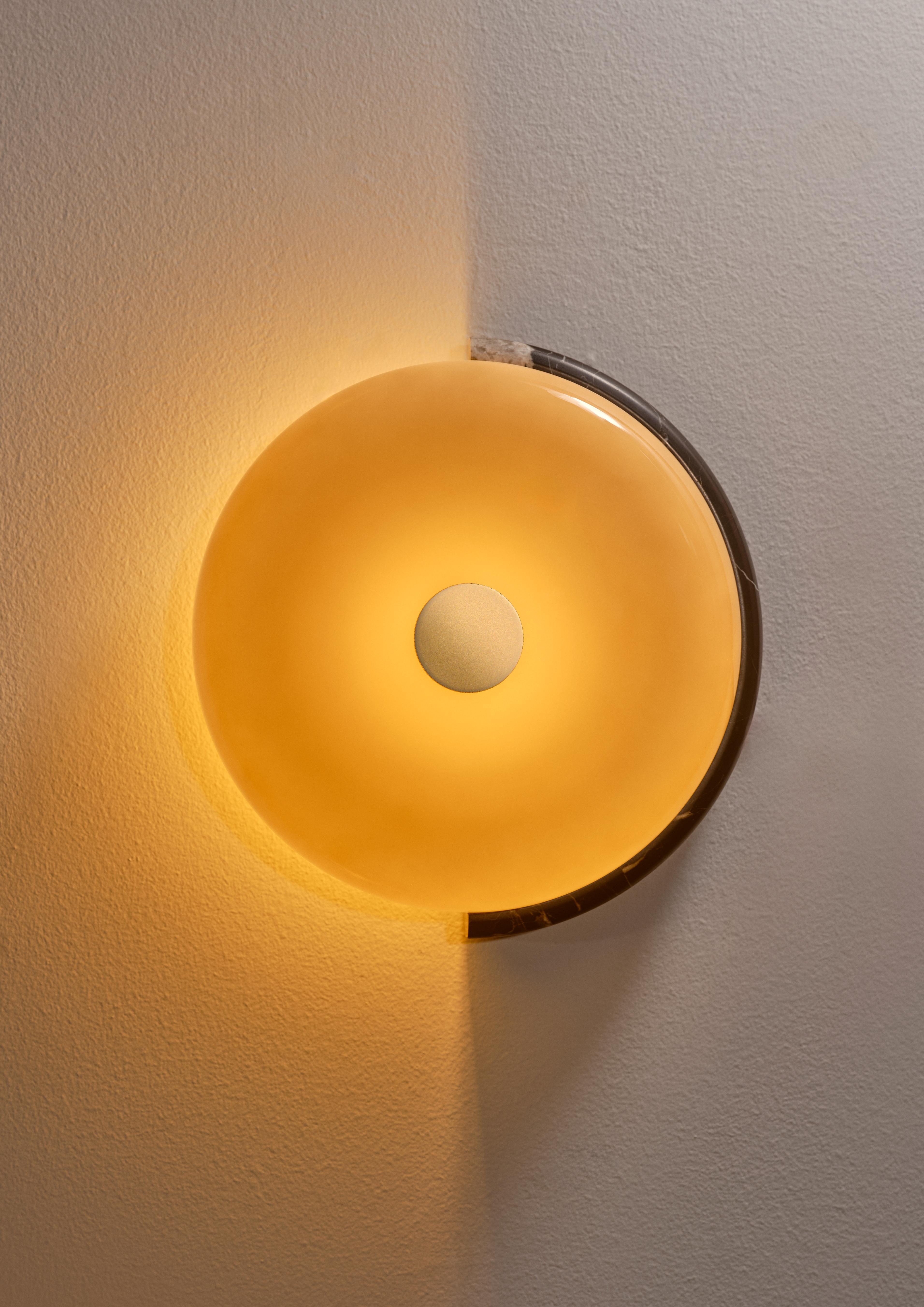 Wandleuchte TRIP burgunder marmor mit milchweißem Glas