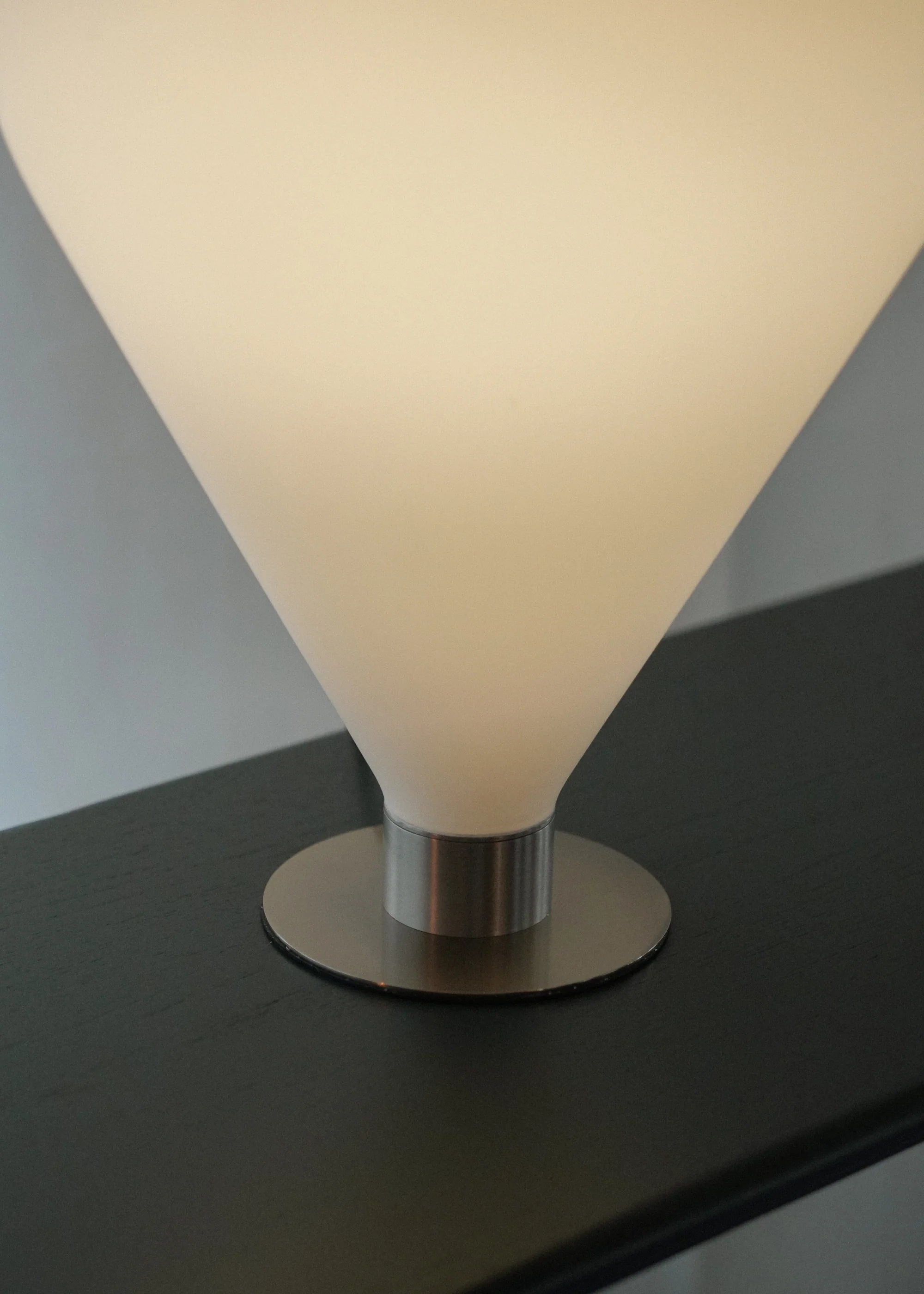 Tischlampe ELY mit weißem Schirm und silbernem Fuß
