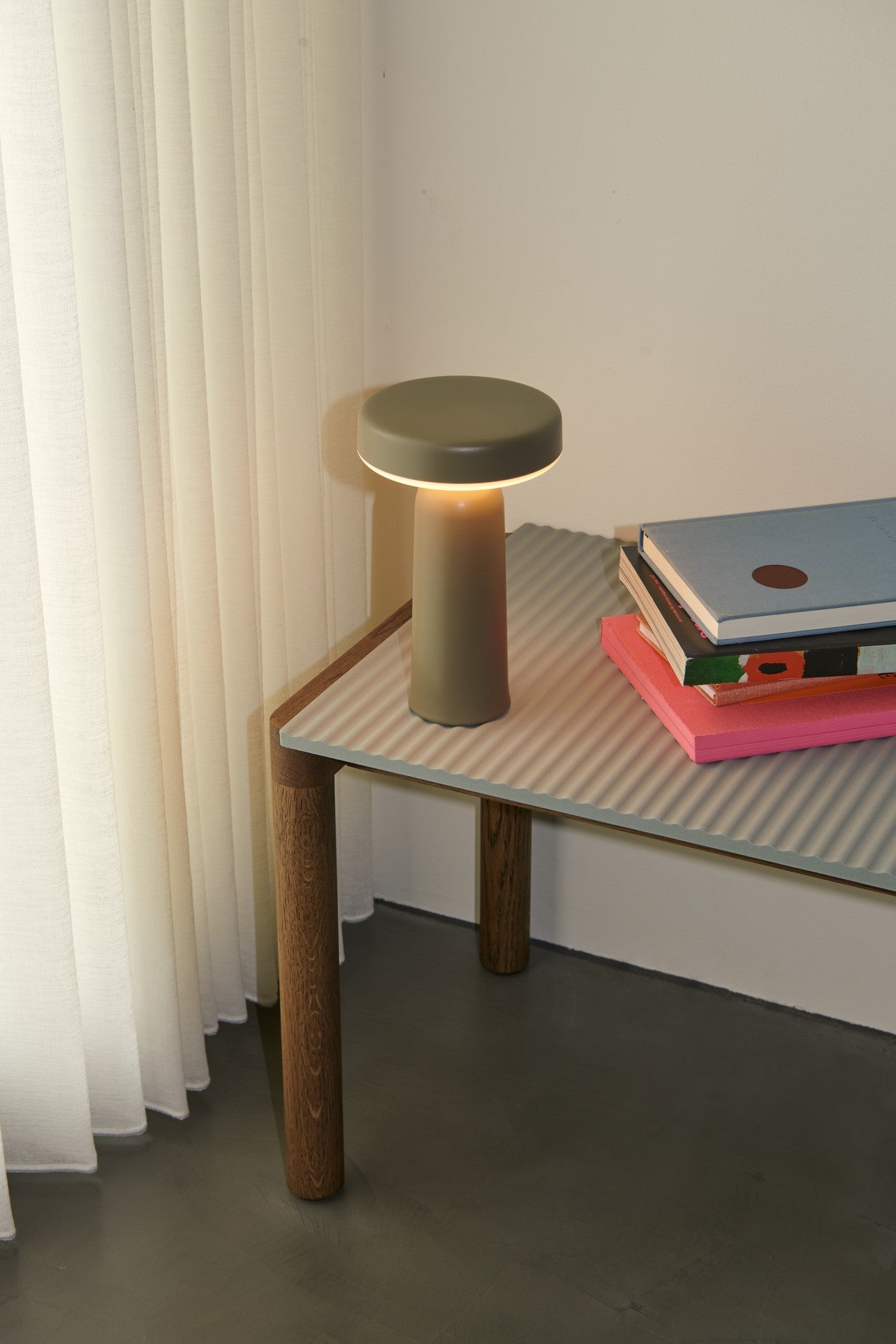 Couchtisch COUPLE blau mit Eichenbasis