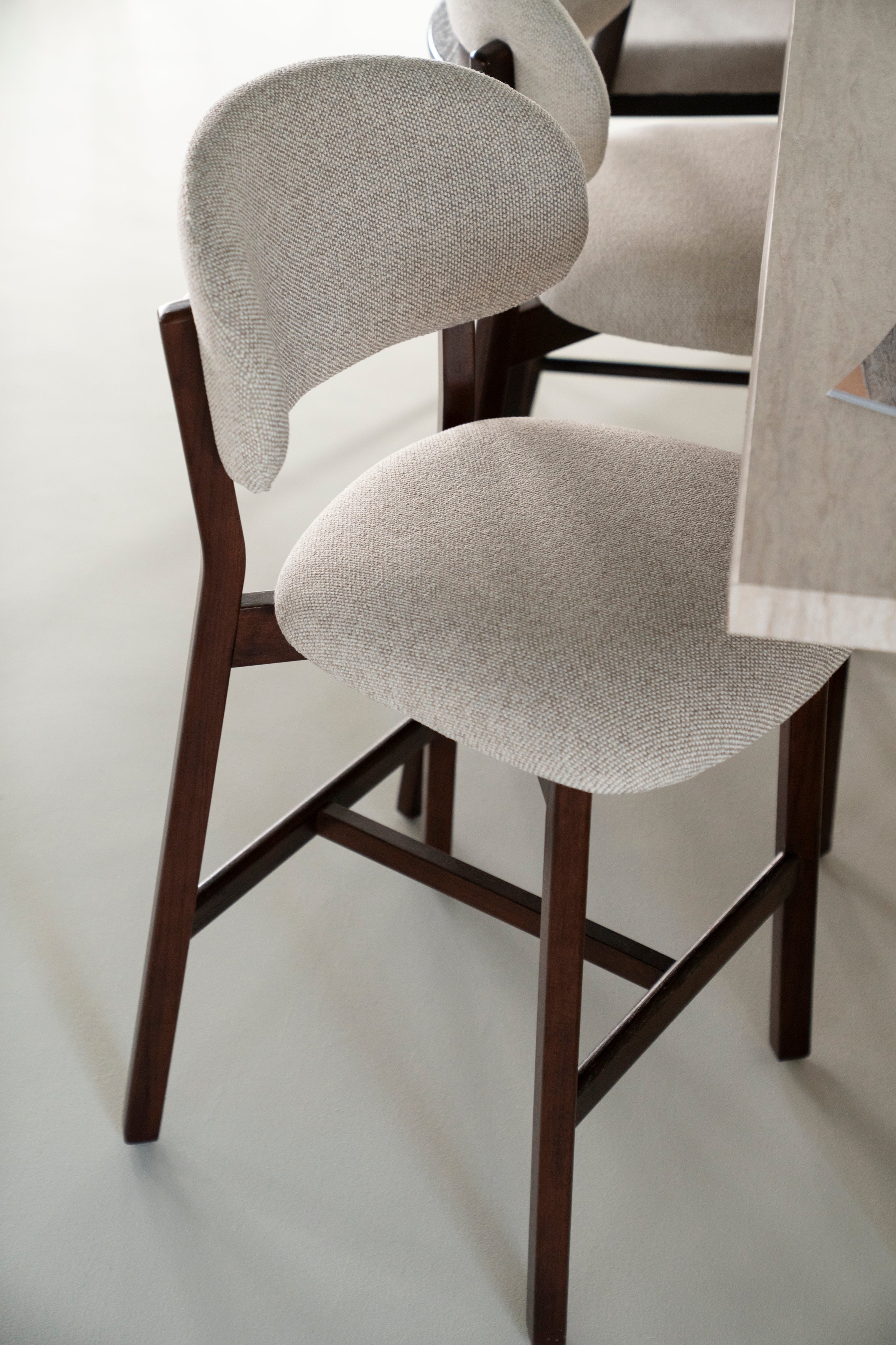 Hocker MIKKY taupe mit dunklem Eichenfuß