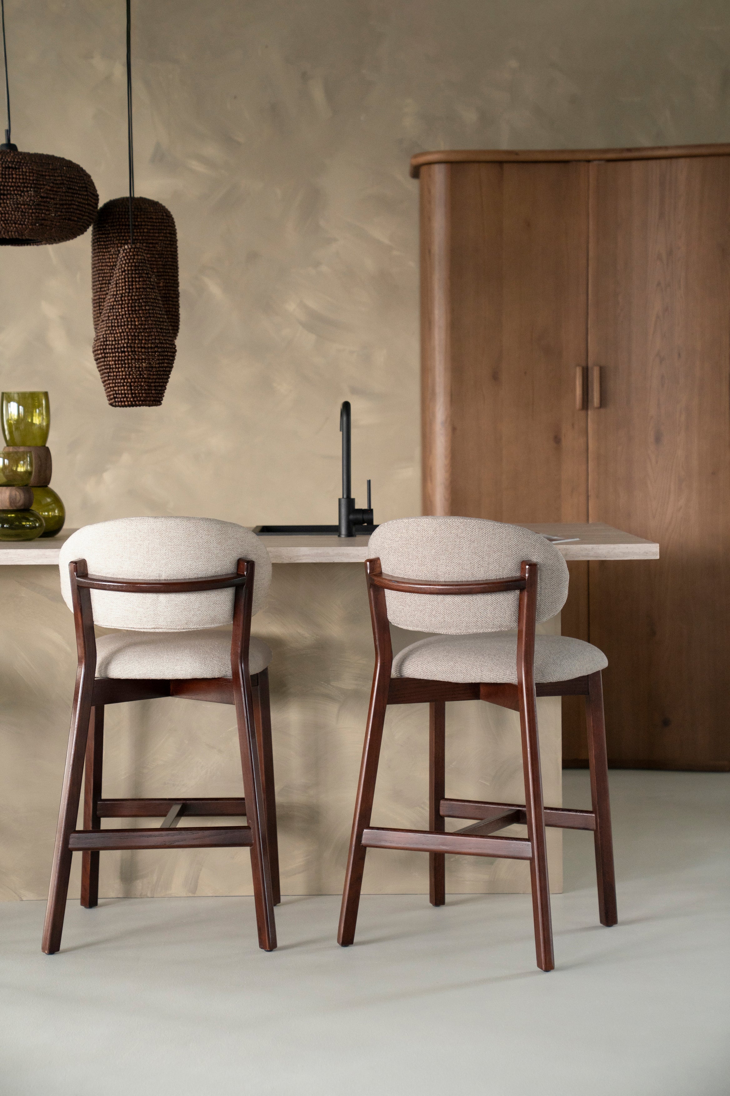 Hocker MIKKY taupe mit dunklem Eichenfuß