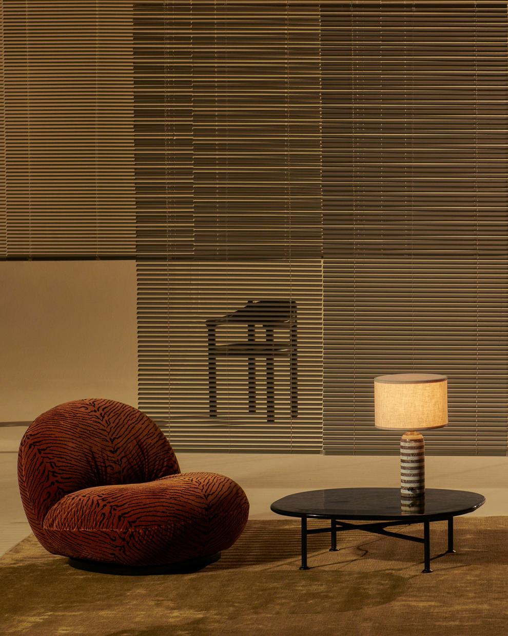 Sessel PACHA gepolstert mit goldenem Fuß