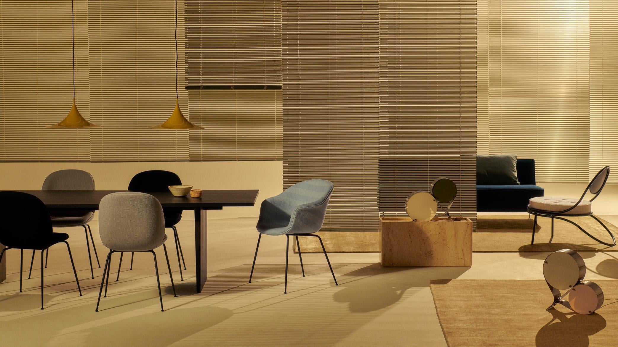 Polsterstuhl BAT mit schwarzem Metallgestell